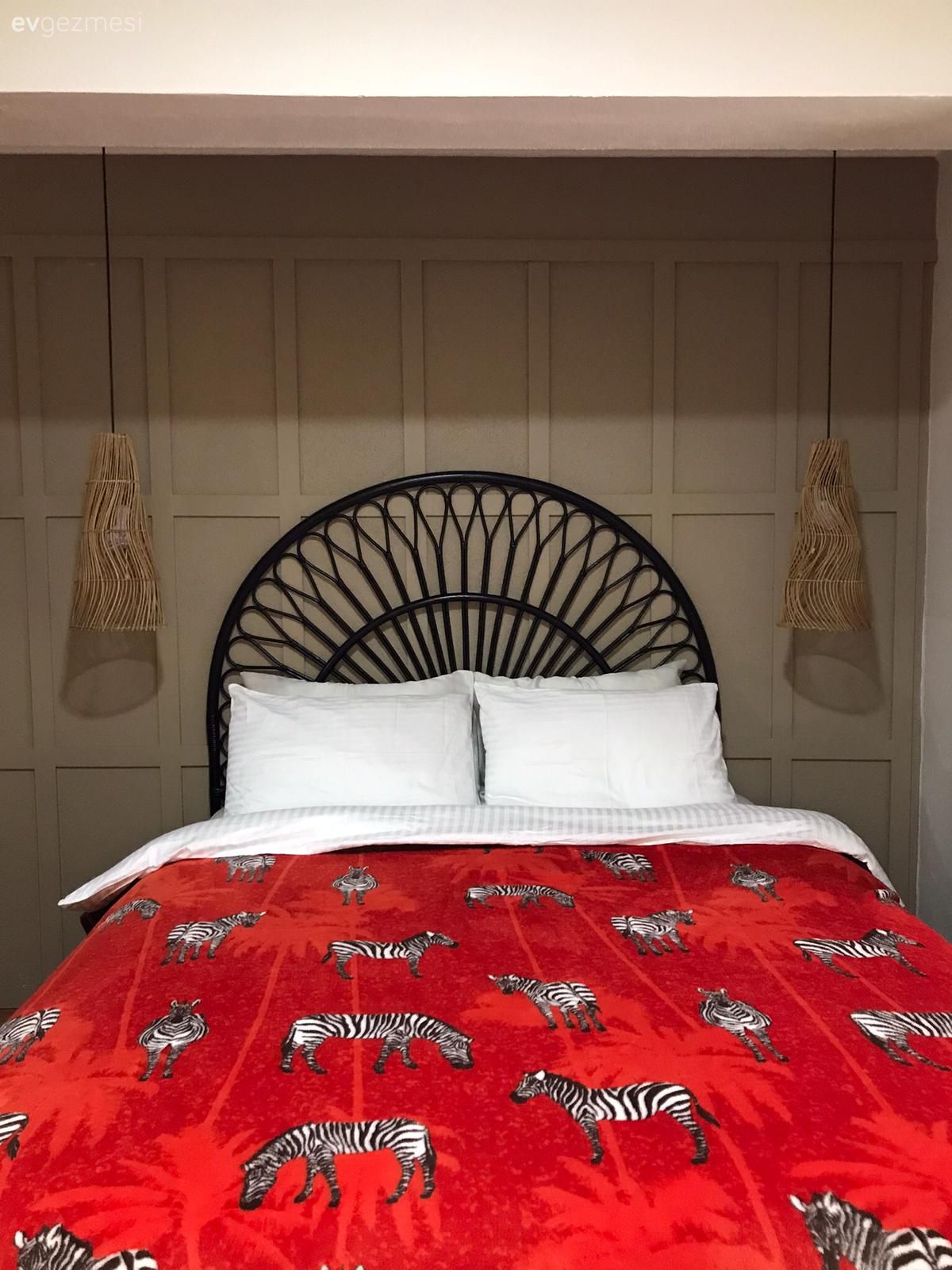 Yatak Odası, Beyaz, Kırmızı, Siyah, Duvar çıtalama, Vizon, Yatak başlığı, Yatak odası duvar dekorasyonu, Yatak örtüsü