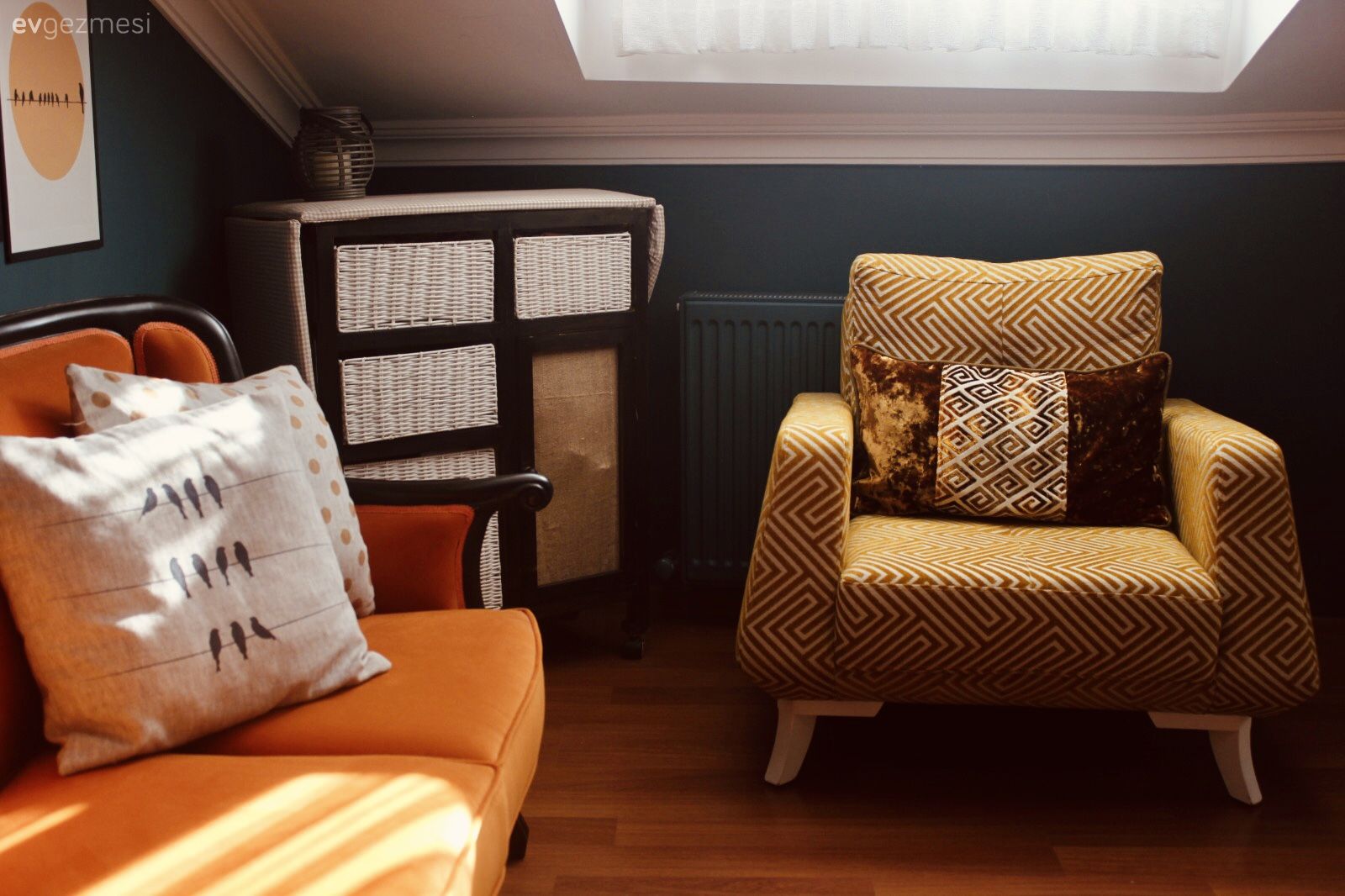 Çatı katı, Dubleks evler, Turuncu, Sarı, Mavi duvar, Kırlent, Ev tekstili, Parke