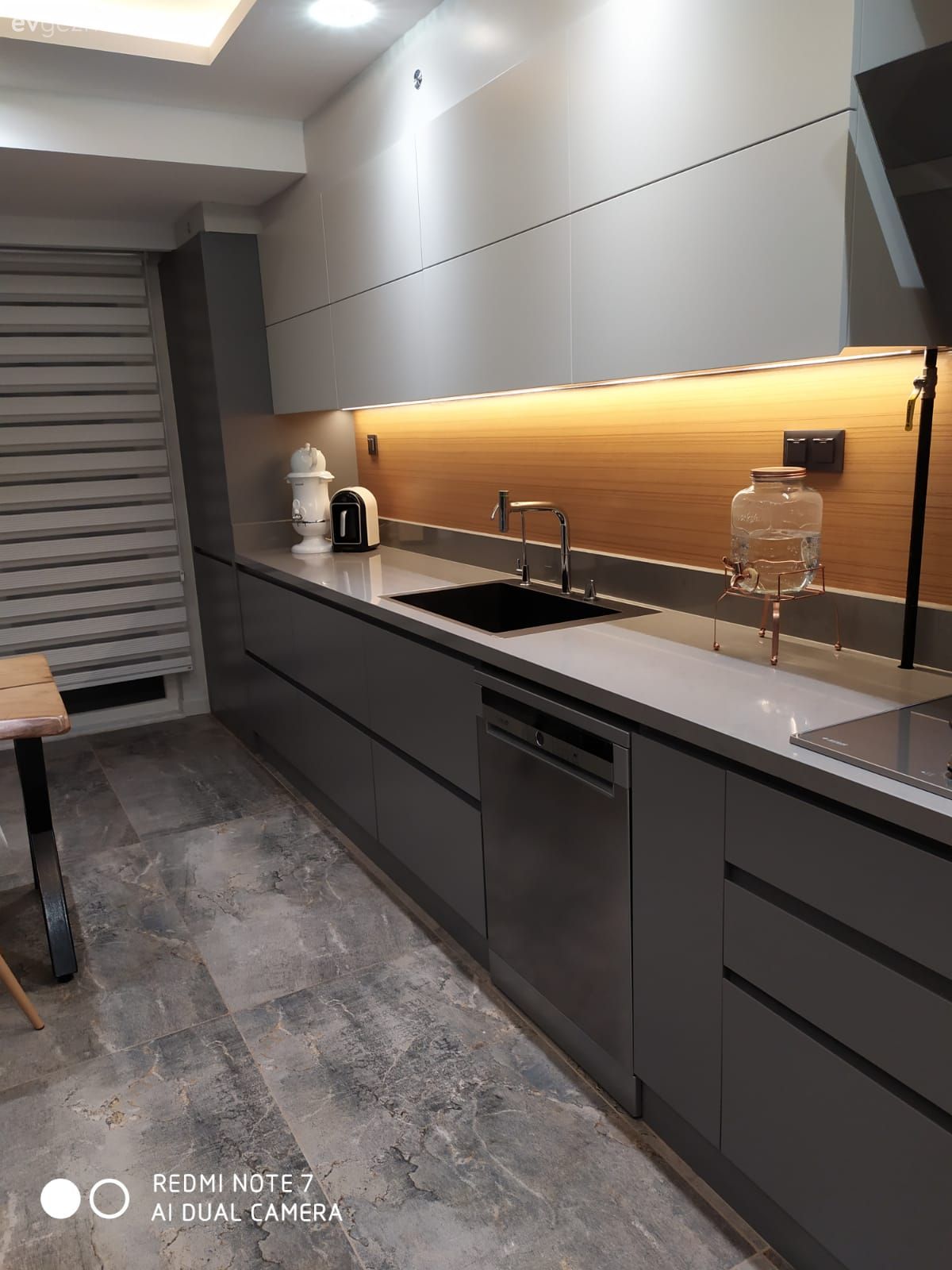 Mutfak, Modern mutfak, Beyaz, Antrasit  , Kahverengi, Kulpsuz mutfak dolabı, Mutfak zemin seramikleri, Stor perde, Mutfak aksesuarları