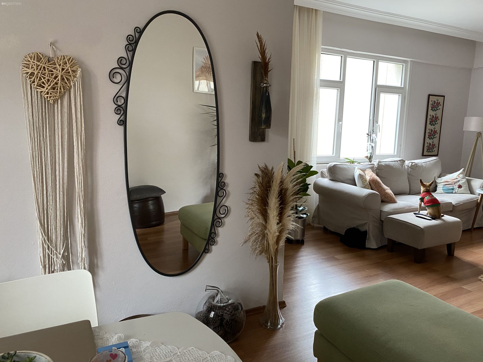 Bu Salonda Bohem Stil Salaş Halini Tamamen Göstermiş!