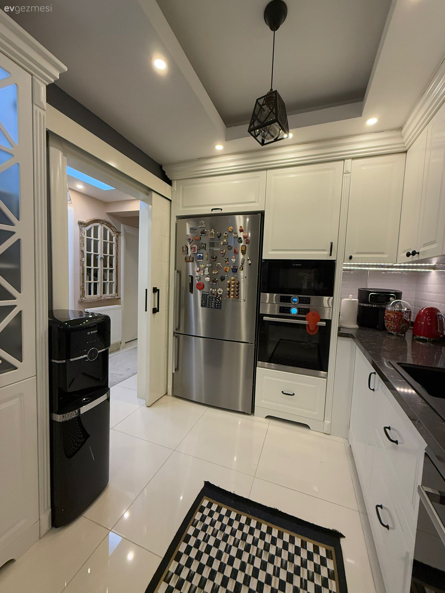 Mutfak, Beyaz, Siyah, Modern, U-tipi mutfak, Mutfak tezgahı, Mutfak tezgah arası, Mutfak aksesuarları, Ankastre, Mutfak zemin seramikleri, Mutfak halısı, Mutfak Avize Modelleri, Spot aydınlatma, Aydınlatma, Siyah tezgah