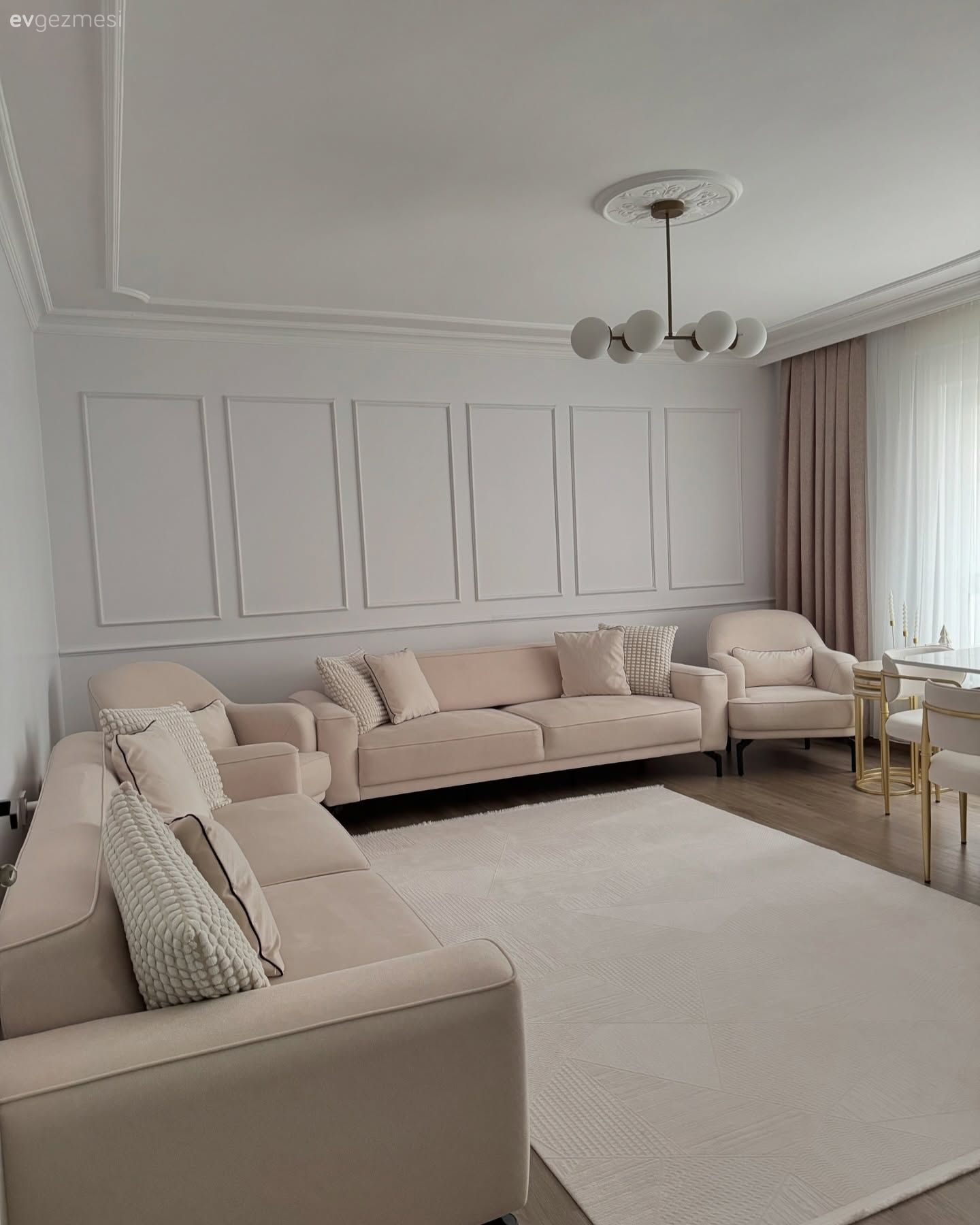 Bu Minimalist Ev Kendi Halinde Olmayı Seviyor