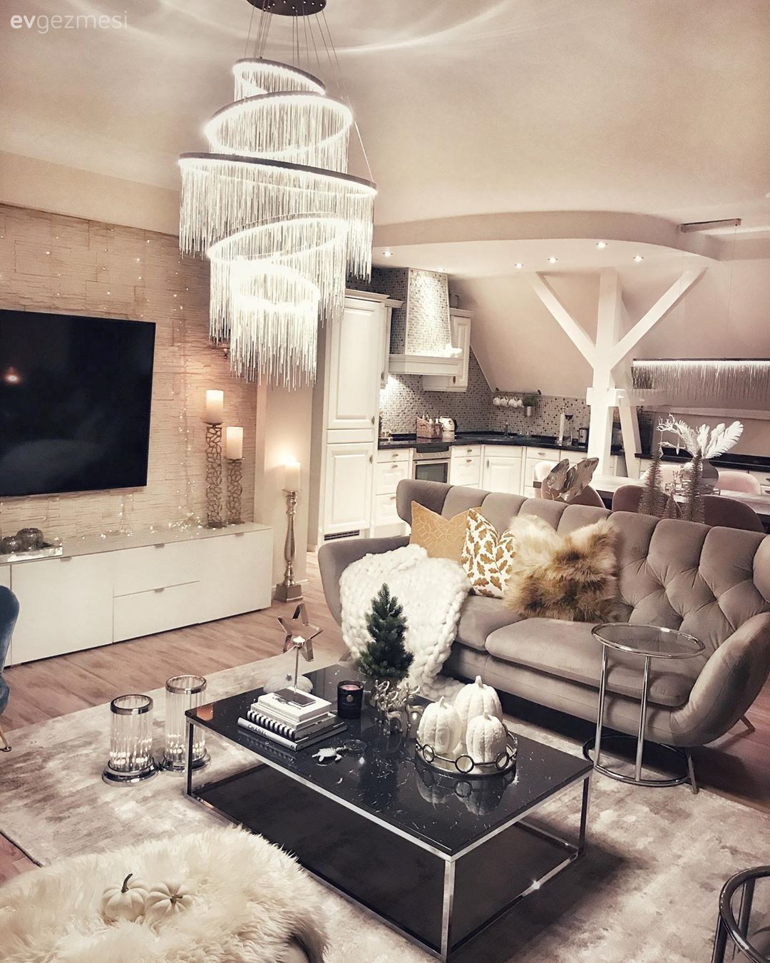 Salon, Vizon, Art deko, Orta sehpa, Sehpa, Avize, Aydınlatma, Salon avizesi, Tv ünitesi, Şamdan, Ev Aksesuar, Halı, Salon halısı, Sehpa üstü aksesuarı, Dekoratif Objeler, Vazo, Mumluk, Kırlent, Ev tekstili