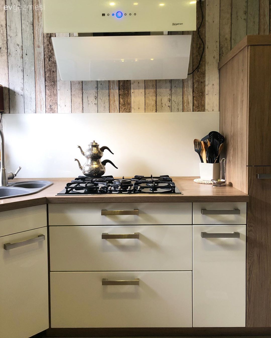 Mutfak, Beyaz ve ahşap mutfak, Mutfak tezgahı, Mutfak tezgah arası, Davlumbaz, Krem, Kahverengi, Mutfak duvar dekorasyonu