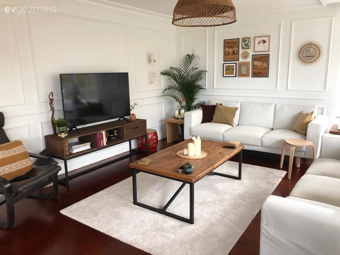Salon, Koltuk takımı, Bohem Dekorasyon, Kahverengi, Beyaz, Ahşap Mobilya, Tv ünitesi, Tv ünitesi aksesuarları, Ev Aksesuar, Orta sehpa, Sehpa, Duvar çıtalama, Çerçeve, Hasır avize, Halı, Salon halısı, Kırlent, Ev tekstili, Ev bitkisi