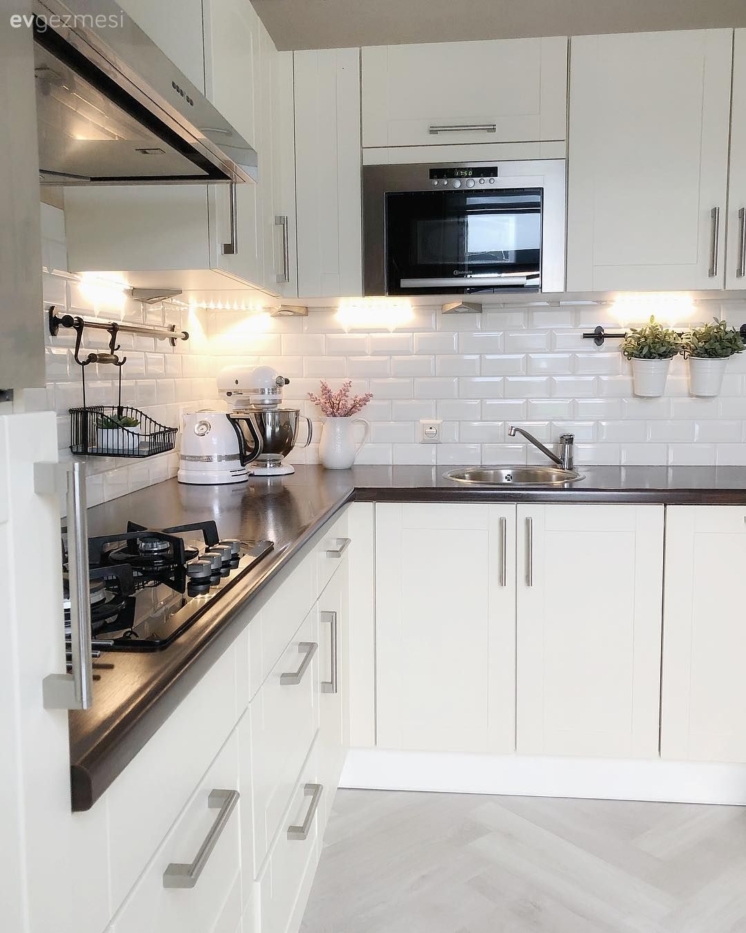 Mutfak, Beyaz, Krem, Siyah, L-tipi mutfak, Mutfak tezgahı, Mutfak tezgah arası, Metro seramik, Seramik, Ankastre, Çiçekler, Davlumbaz, Mutfak aksesuarları, Parke