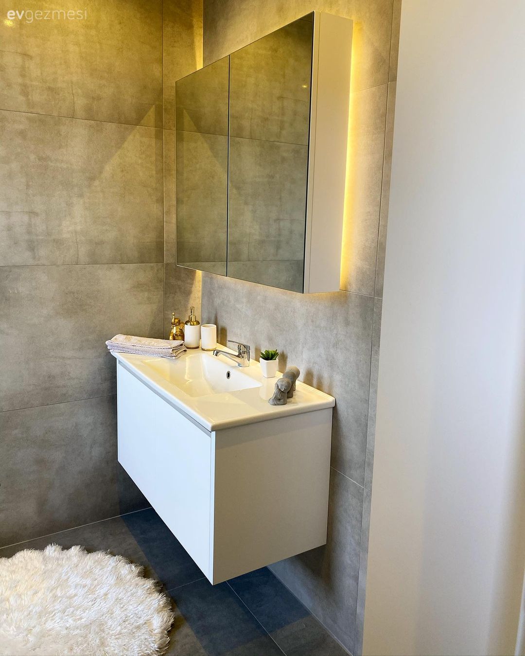 Açık Renklerin Hüküm Sürdüğü Bu Evde Sarı Vurgular Tam Kararında