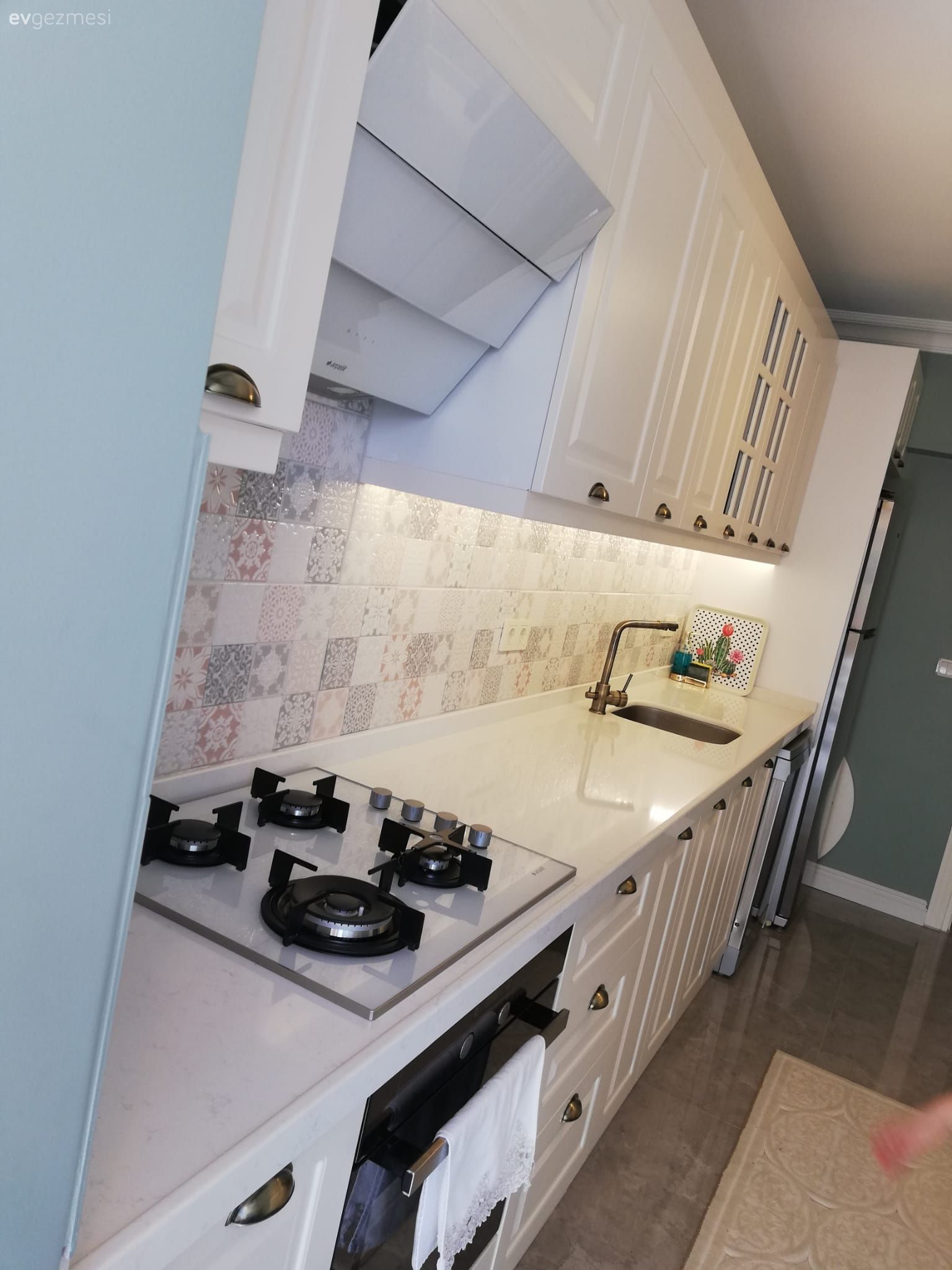 Mavi duvar, Beyaz, Shaker kapaklı dolaplar, Mutfak, Mutfak tezgahı, Mutfak tezgah arası, Tezgah arası seramik, Davlumbaz, Ankastre