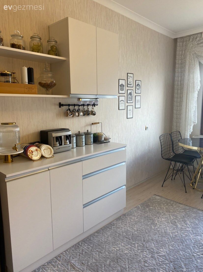 Kulpsuz mutfak dolabı, Mutfak tezgahı, Mutfak, Mutfak tezgah arası, Davlumbaz, Halı, Salon halısı, Mutfak rafı, Metal sandalye, Sandalye