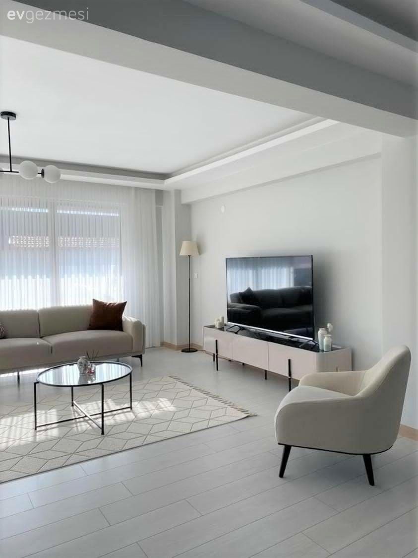 Salon, Beyaz, Krem, Bej, Tül perde, Perde, Tv ünitesi, Tv ünitesi aksesuarları, Ev Aksesuar, Koltuk takımı, Kırlent, Ev tekstili, Halı, Salon halısı, Cam orta sehpa, Orta sehpa, Avize, Aydınlatma, Salon avizesi, Berjer