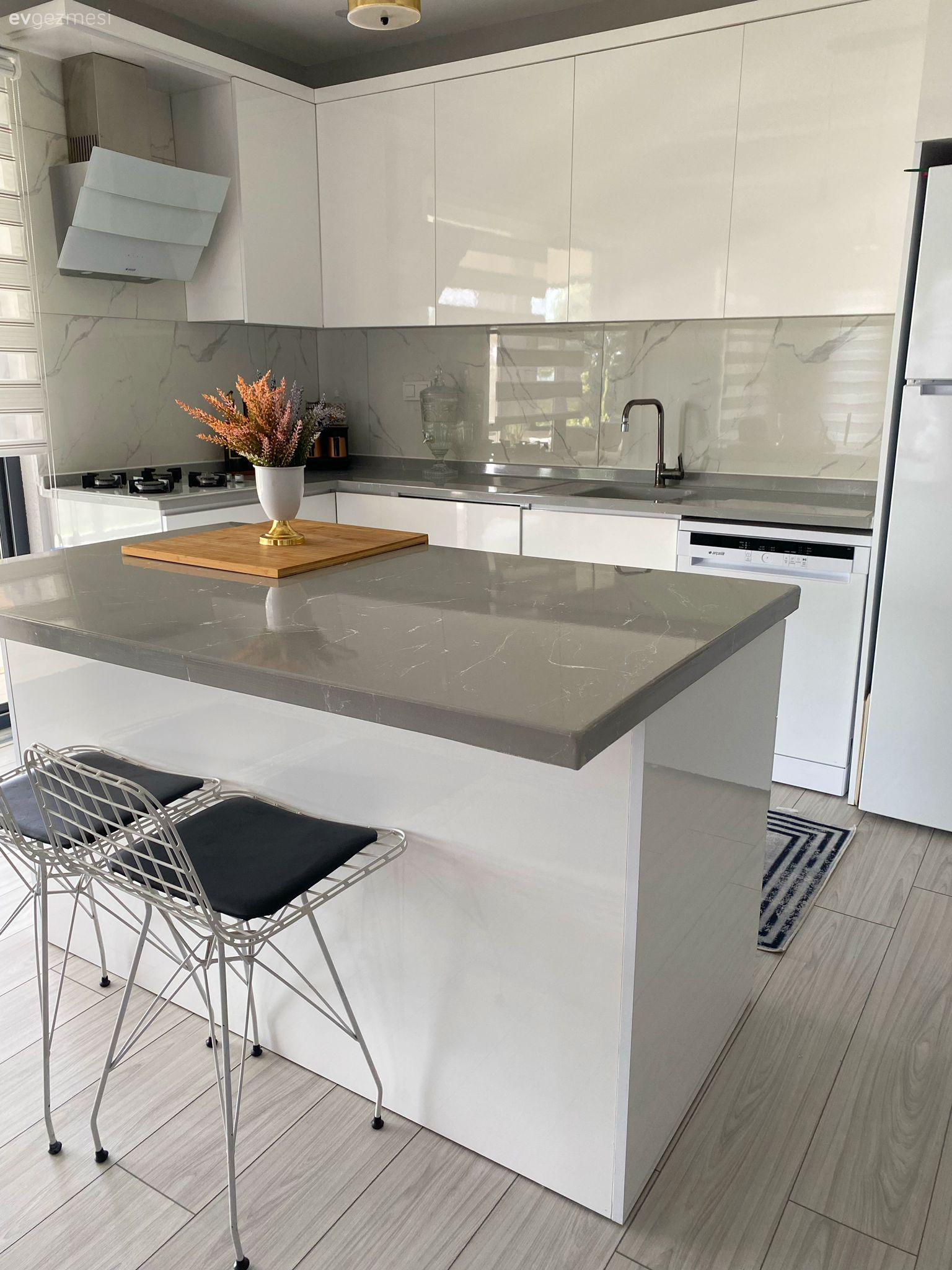 Mutfak, Beyaz, Mavi, Modern, Amerikan Mutfak, Ada mutfak, Mutfak tezgahı, Mutfak tezgah arası, Tezgah arası doğal taş, Mutfak Avize Modelleri, Mutfak aksesuarları, Modern mutfak, Metal sandalye, Sandalye, Ankastre