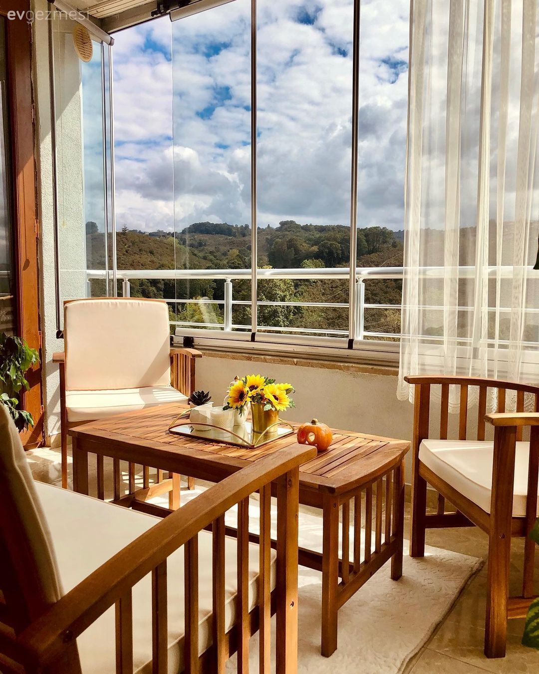 Balkon, Kapalı balkon, Balkon oturma grubu, Ahşap Mobilya, Balkon masası, Sandalye, Balkon perdesi, Puf