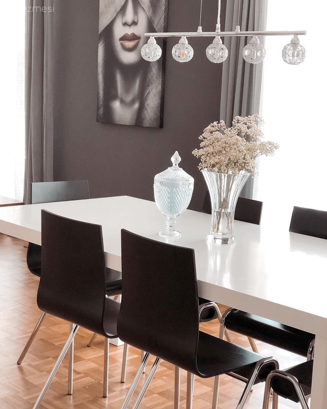 Beyaz, Siyah, Antrasit  , Antrasit duvar, Yemek odası avizesi, Yemek masası, Sandalye, Vazo, Ev Aksesuar, Çiçekler, Tablo, Duvar dekorasyonu, Parke