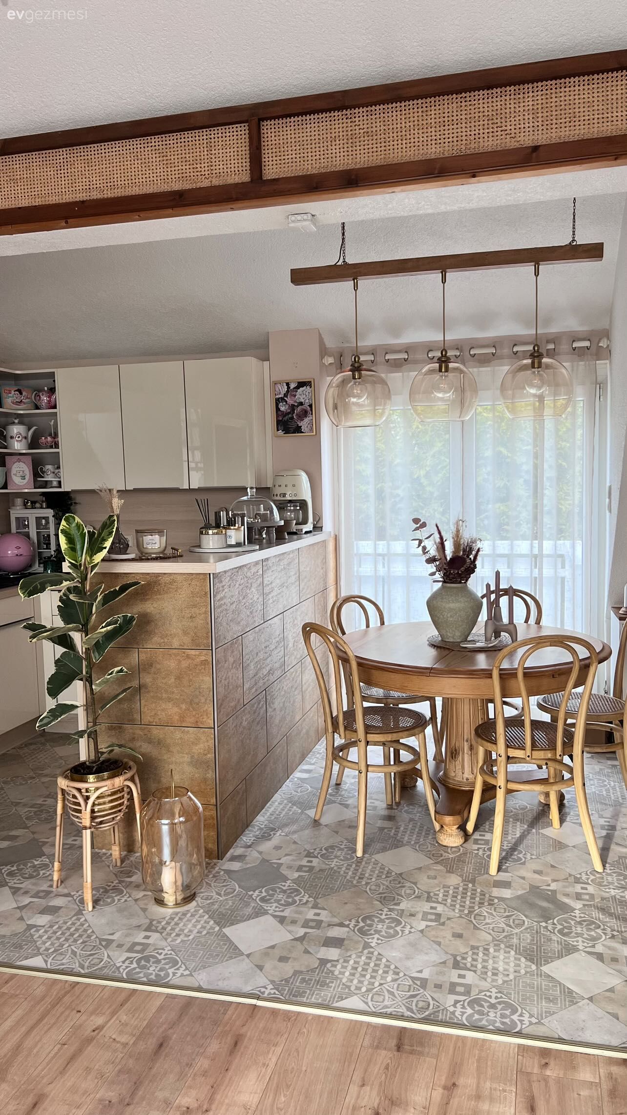 Mutfak, Amerikan Mutfak, Beyaz, Krem, Bej, Sandalye, Mutfak masası, Mutfak perdesi, Vazo, Ev Aksesuar, Mutfak aksesuarları, Mutfak halısı, Saksı, Ev bitkisi, Mutfak Avize Modelleri