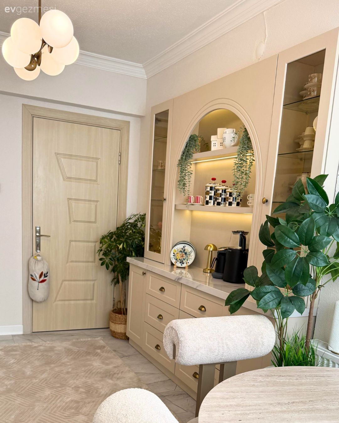 Mutfak, Modern, Country, Bej, Vizon, Krem, Beyaz, Shaker kapaklı dolaplar, Altın, Mutfak tezgahı, Mutfak tezgah arası, Avize, Aydınlatma, Mutfak Avize Modelleri, Kahve köşesi, Mutfak aksesuarları, Mutfak sandalyesi, Mutfak masası, Ev bitkisi, Mutfak halısı