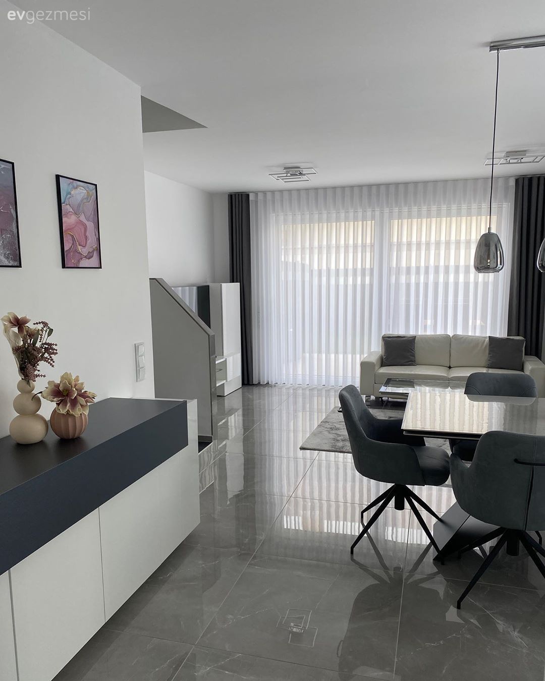 Salon, Beyaz, Modern, Gri, Koltuk takımı, Fon perde, Perde, Tül perde, Orta sehpa, Sehpa, Zemin seramikleri, Yemek odası avizesi, Yemek masası, Sandalye, Tv ünitesi