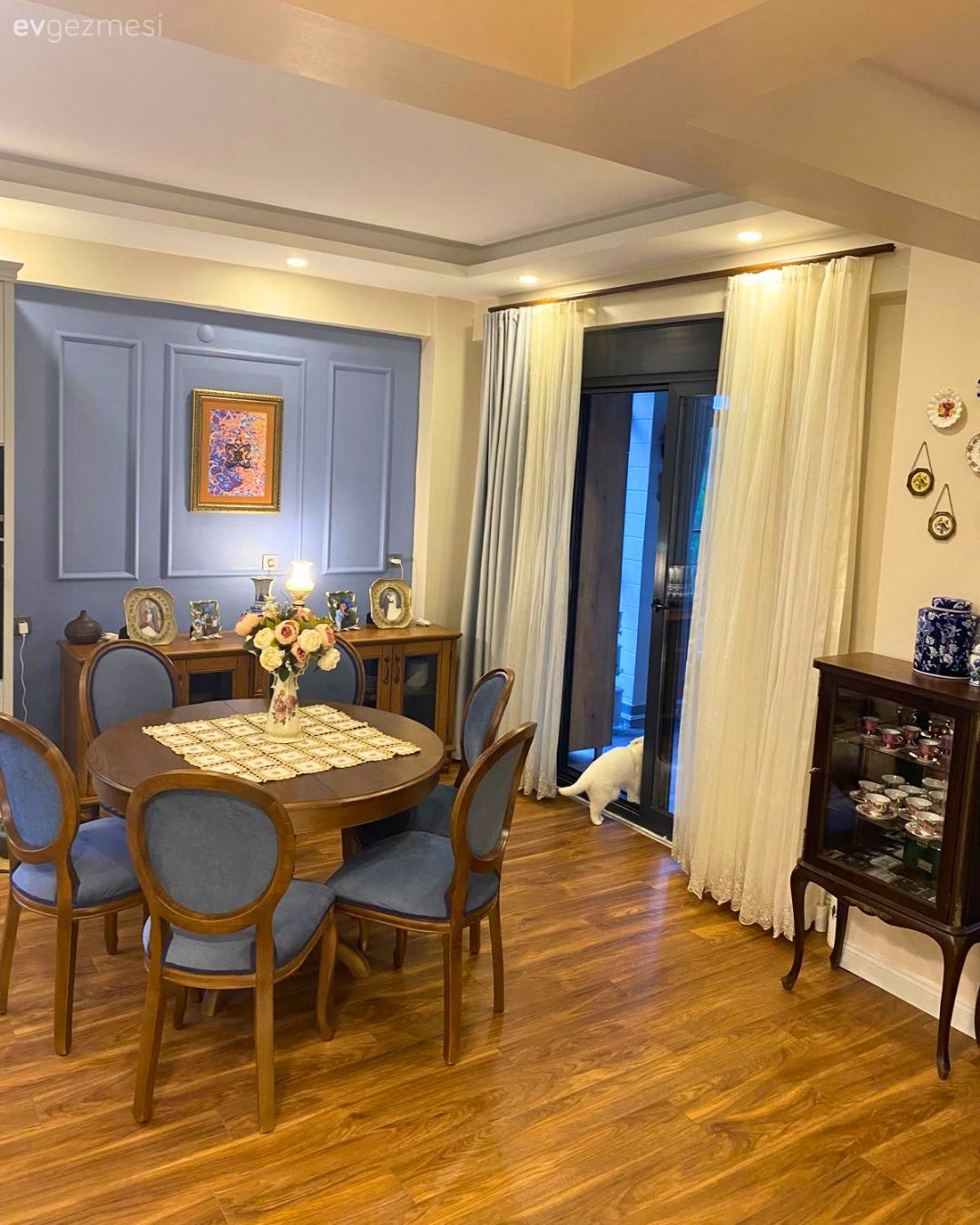 Açık konsept yaşam alanı, Müstakil Ev, Country, Klasik, Mavi duvar, Mavi, Kahverengi, Ahşap Mobilya, Tül perde, Perde, Vitrin, Parke, Yemek masası, Sandalye, Duvar çıtalama, Tablo, Duvar dekorasyonu, Spot aydınlatma, Aydınlatma, Yemek Odası