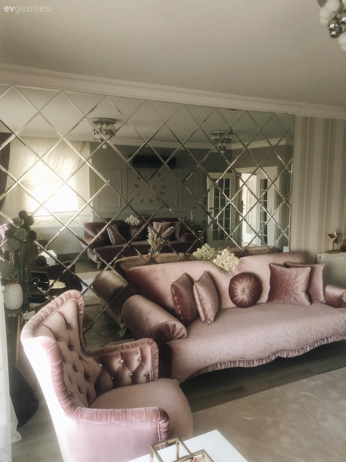 Ev Gezmesi: Art Deko Detaylara Karışan Feminen Bir Dekor