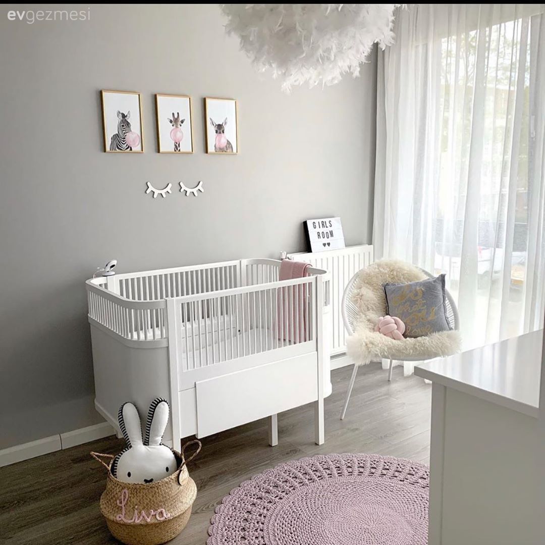 Bebek odası, Beyaz, Pembe, Beşik, Halı, Yuvarlak halı, Duvar dekorasyonu, Hasır sepet, Avize, Aydınlatma, Tül perde, Perde, Sandalye, Tablo