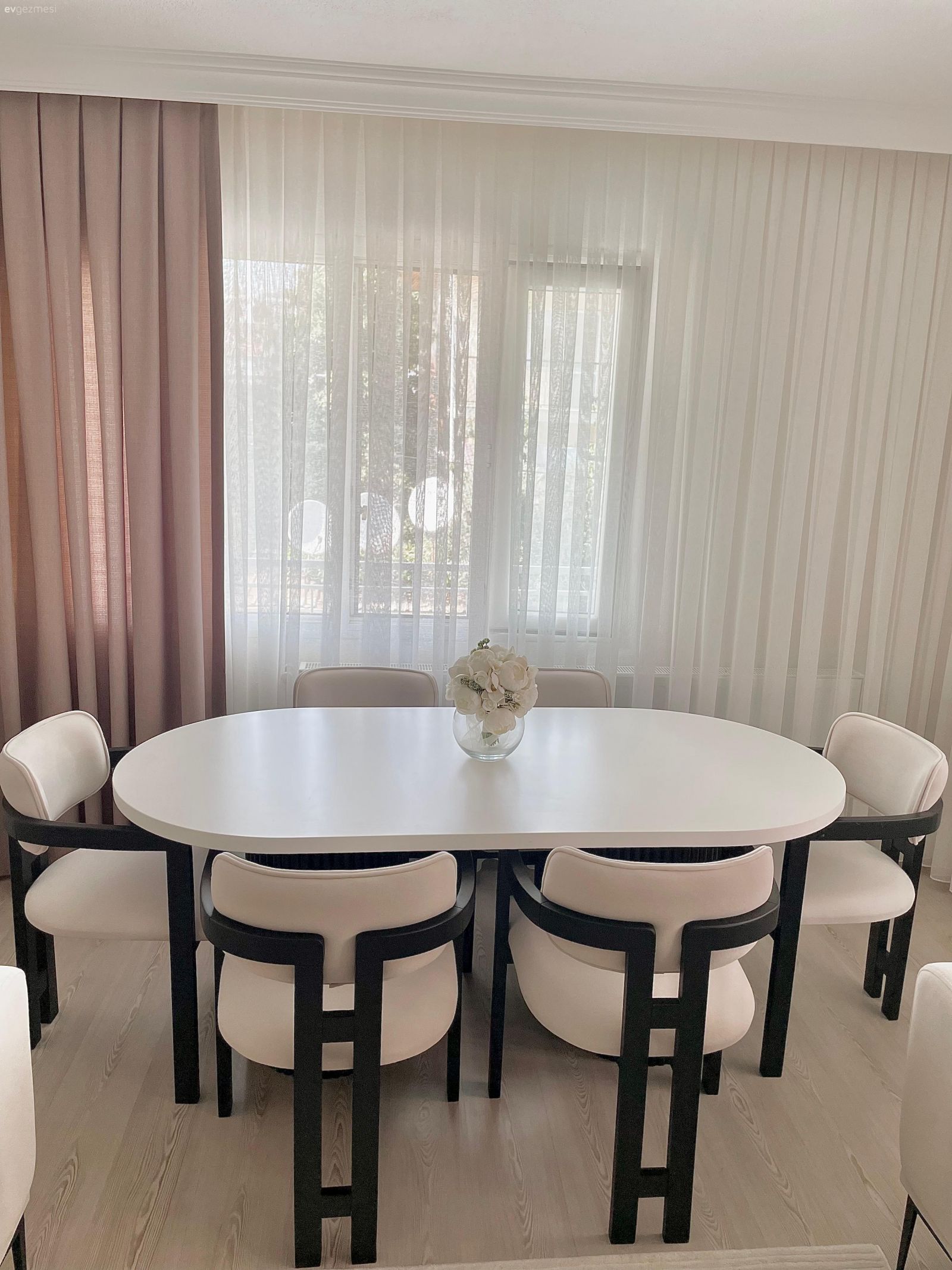 Beyaz, Siyah, Pudra pembe, Sandalye, Yemek masası, Fon perde, Perde, Tül perde
