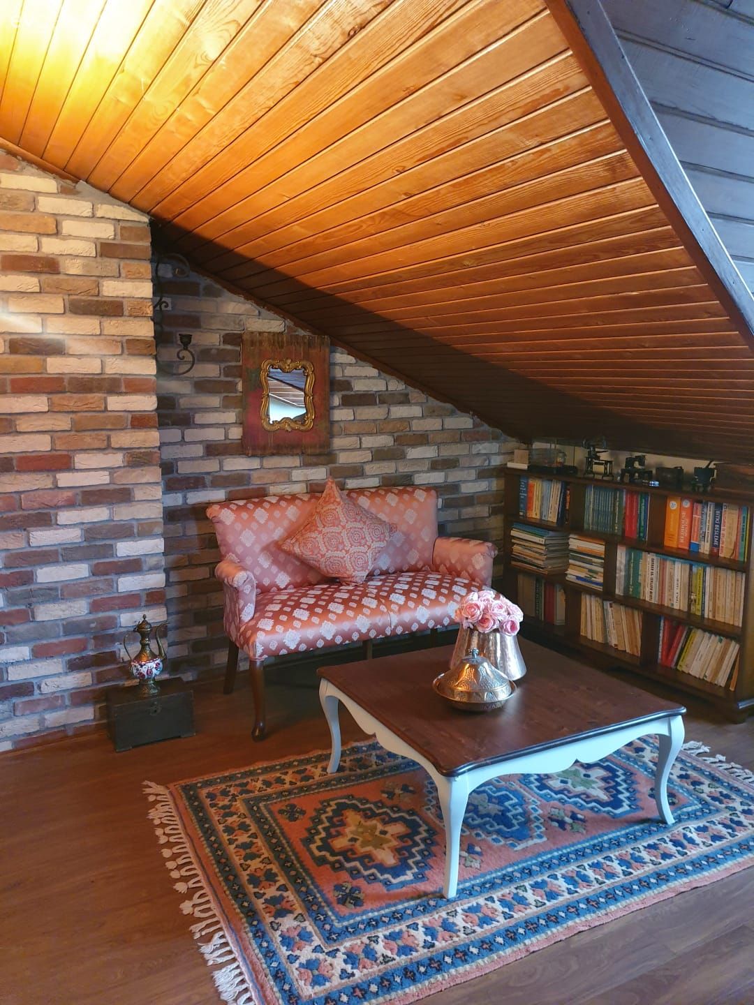 Çatı katı, Dubleks evler, Kahverengi, Tavan dekorasyon, Gri, Kırlent, Ev tekstili, Orta sehpa, Sehpa, Kitaplık, Taş duvar, Duvar dekorasyonu, Koltuk takımı, El dokuma halı, Halı