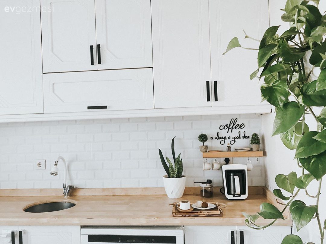 Mutfak, Beyaz, Mutfak tezgahı, Mutfak tezgah arası, Tezgah arası seramik, Metro seramik, Seramik, Ev bitkisi