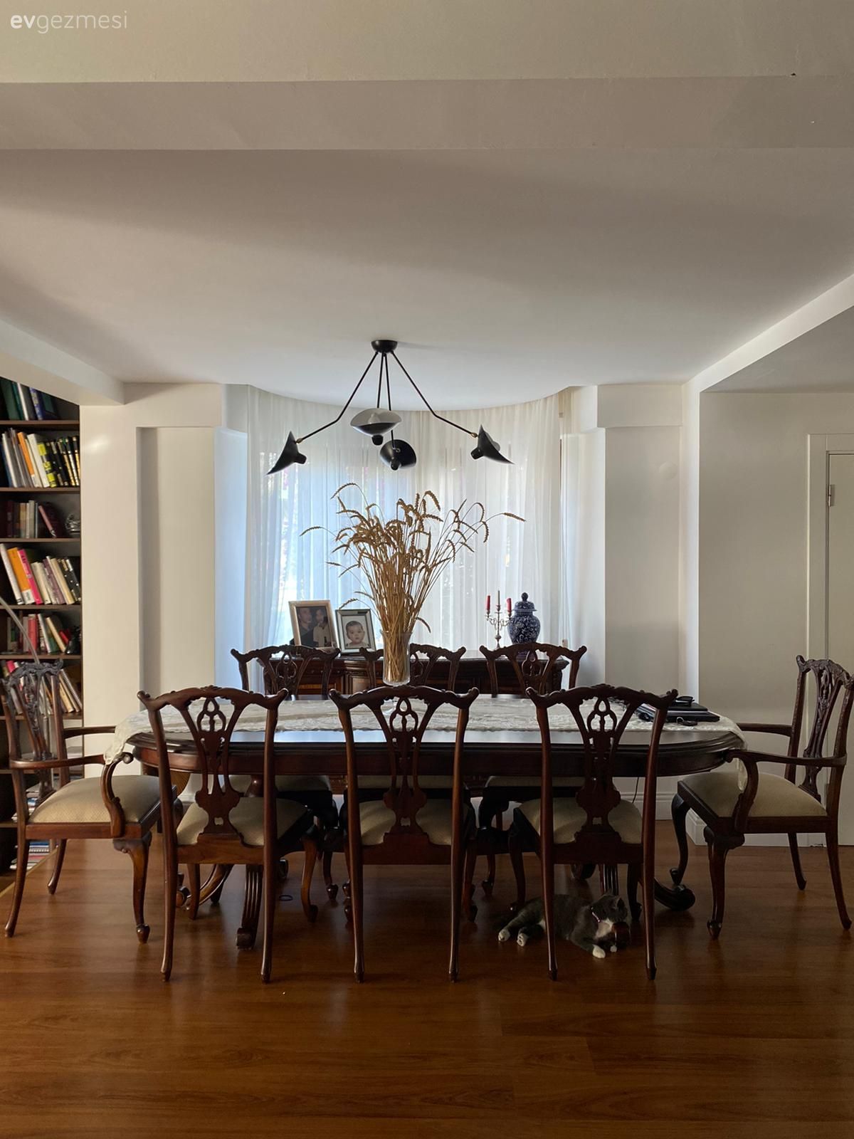 Yemek Odası, Rustik, Kahverengi, Siyah, Beyaz, Ahşap Mobilya, Sandalye, Yemek masası, Oymalı mobilya, Vazo, Ev Aksesuar, Çiçekler, Avize, Aydınlatma, Salon avizesi, Tül perde, Perde, Kitaplık, Parke