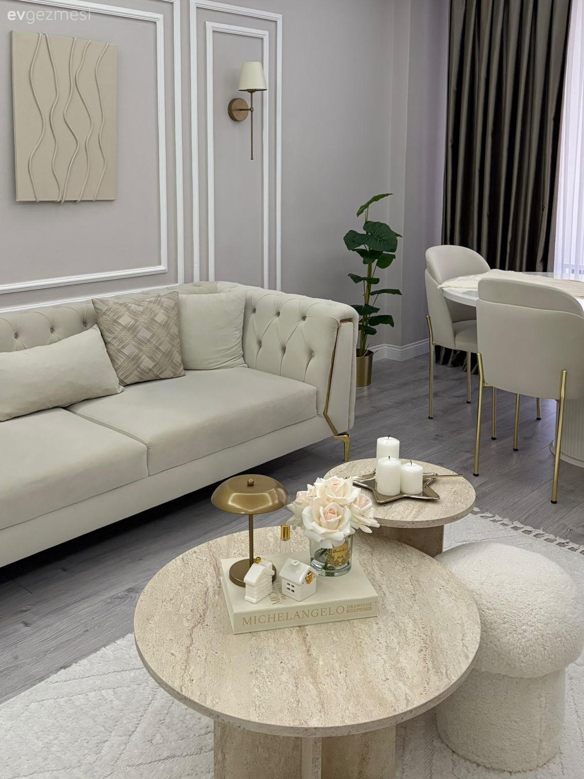 Salon, Modern, Krem, Bej, Koltuk takımı, Duvar çıtalama, Tablo, Duvar dekorasyonu, Sandalye, Fon perde, Perde, Orta sehpa, Sehpa, Halı, Salon halısı, Dekoratif Objeler, Kırlent, Ev tekstili, Aplik, Aydınlatma, Ev bitkisi