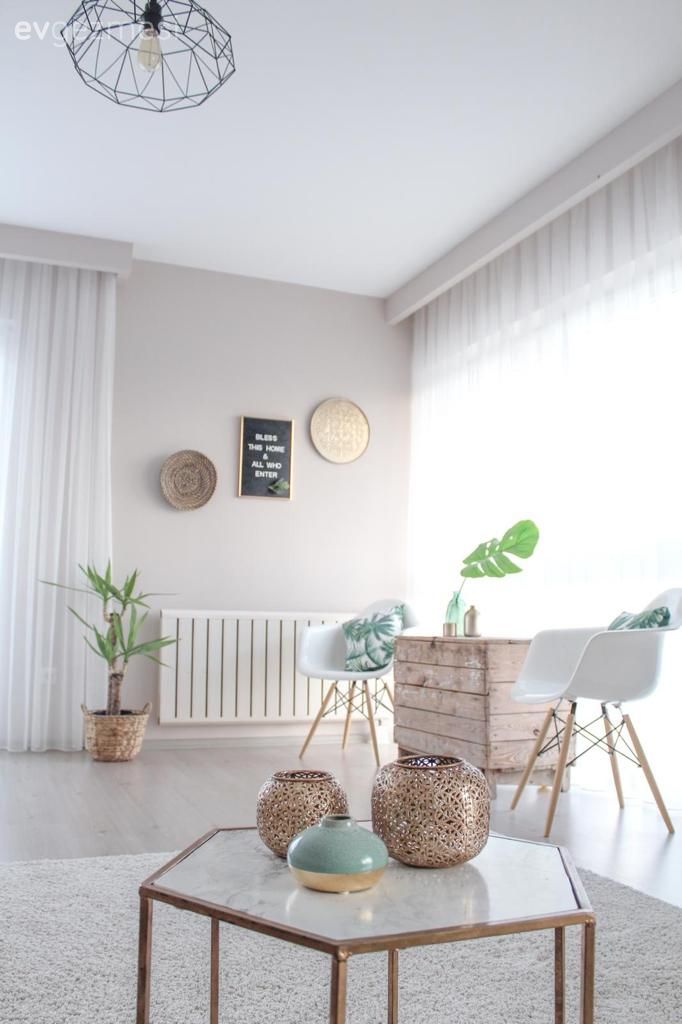 Salon, Tül perde, Perde, Beyaz, Altın, Ahşap masa, Ev Aksesuar, Duvar dekorasyonu, Tablo, Ev bitkisi, Vazo, Halı, Salon halısı, Orta sehpa, Sehpa, Metal ayaklı sehpa, Sepet saksı, Sandalye