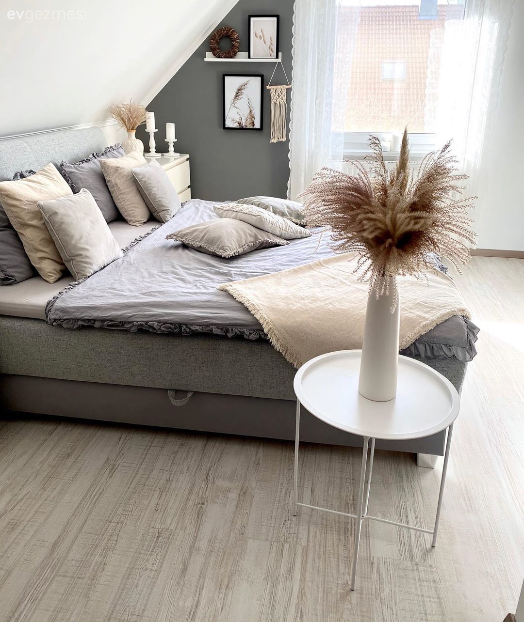 Yatak Odası, Beyaz, Gri, Pudra pembe, Yatak örtüsü, Gri duvar, Duvar rafı, Duvar dekorasyonu, Kırlent, Ev tekstili, Sehpa, Vazo, Ev Aksesuar, Yapay çiçekler, Çerçeve, Şamdan, Tül perde, Perde, Çatı katı, Dubleks evler