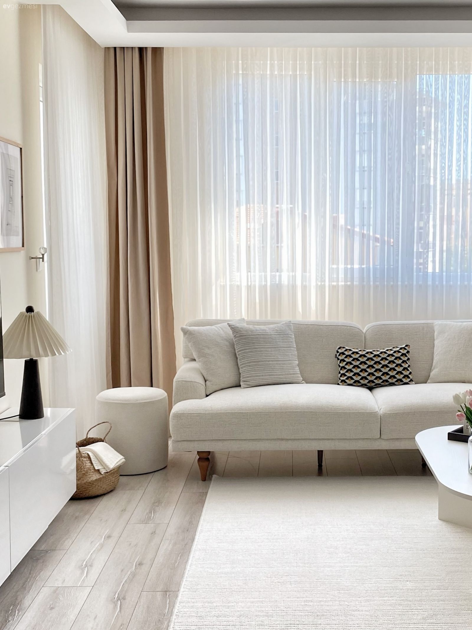 Salon, Modern, Koltuk takımı, Fon perde, Perde, Tül perde, Kırlent, Ev tekstili, Tv ünitesi, Tv ünitesi aksesuarları, Ev Aksesuar, Puf, Halı, Salon halısı, Orta sehpa, Sehpa
