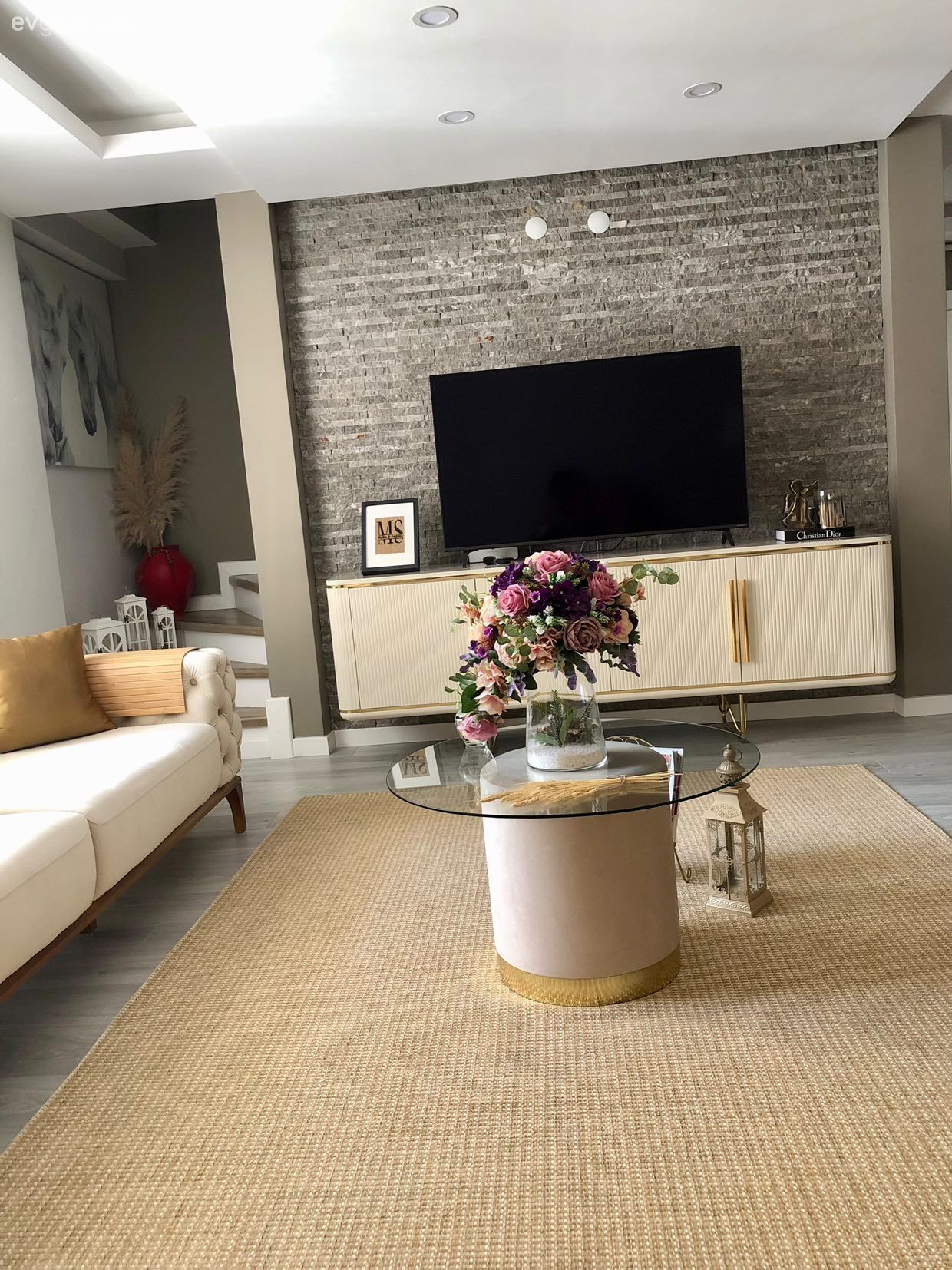 Salon, Modern, Art deko, Krem, Bej, Hardal, Altın, Ev bitkisi, Tül perde, Perde, Kırlent, Ev tekstili, Orta sehpa, Sehpa, Jüt halı, Halı, Cam orta sehpa, Tv ünitesi, Sarı, Taş duvar, Duvar dekorasyonu
