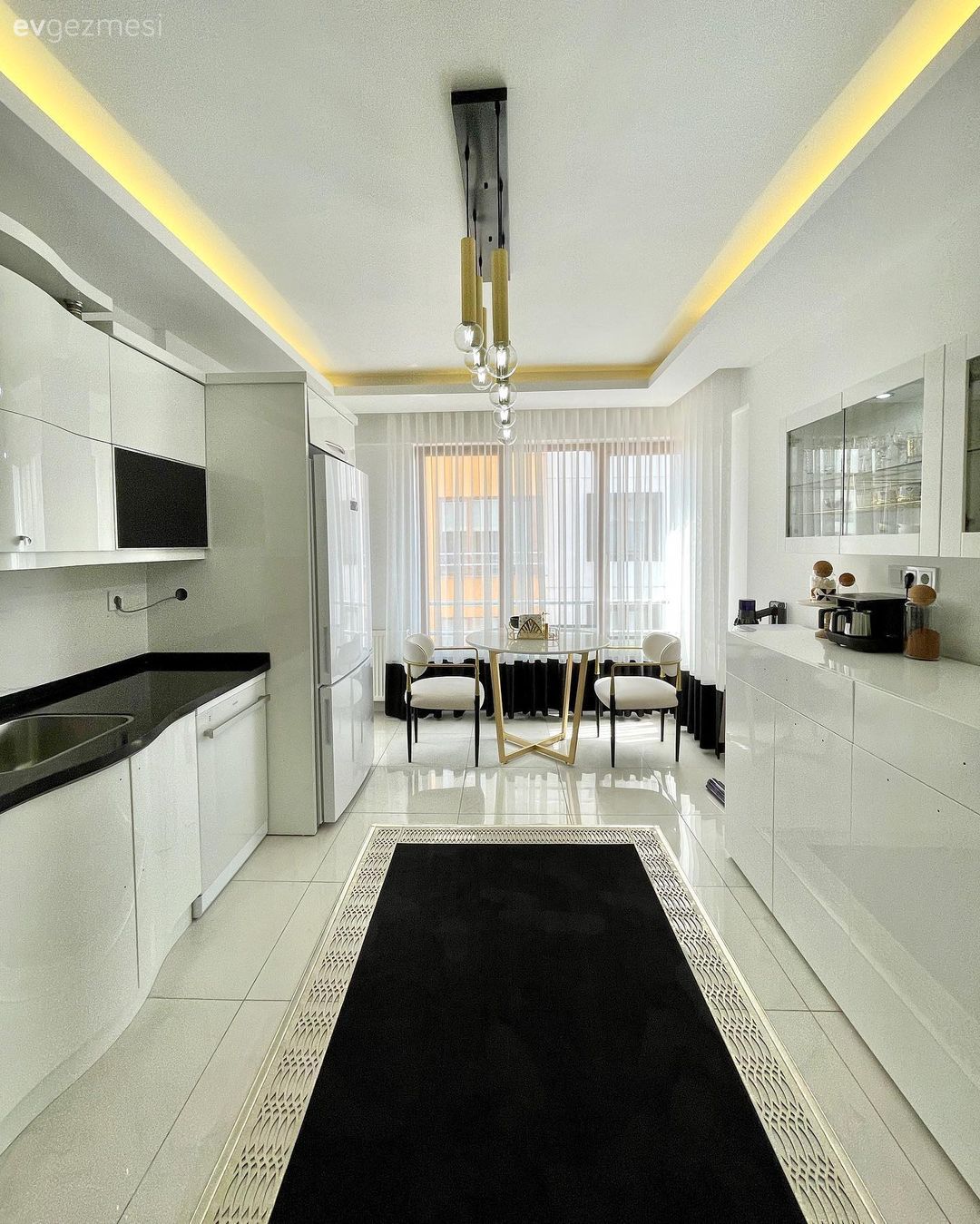 Mutfak, Beyaz mutfak, Siyah, Kulpsuz mutfak dolabı, Mutfak tezgahı, Siyah tezgah, Sandalye, Mutfak masası, Led aydınlatma, Aydınlatma, Mutfak Avize Modelleri, Mutfak zemin seramikleri, Koridor tipi mutfak, Mutfak perdesi, Tül perde, Perde, Altın