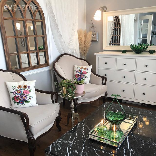 Beyaz, Berjer, Krem, Bej, Konsol, Konsol üzeri dekoratif objeleri, Ayna, Şamdan, Ev Aksesuar, Halı, Ev bitkisi, Dekoratif Objeler, Pencere duvar dekoru, Duvar dekorasyonu, Çiçekli desen, Desenler, Kırlent, Ev tekstili