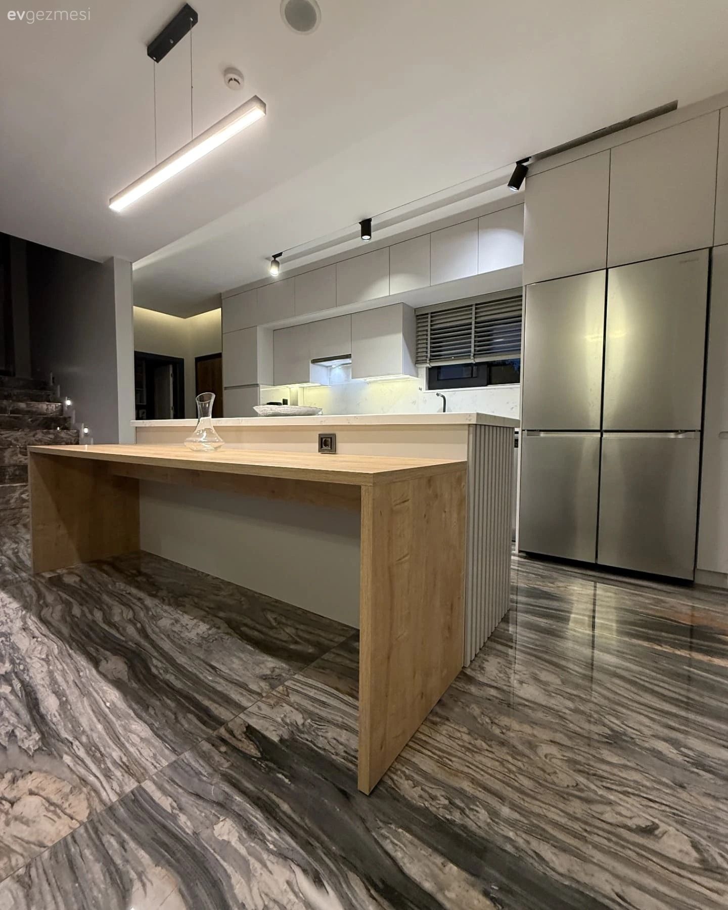 Kademeli Kulpsuz Dolaplar Bu Mutfağın Akıcı Görünmesini Sağlamış