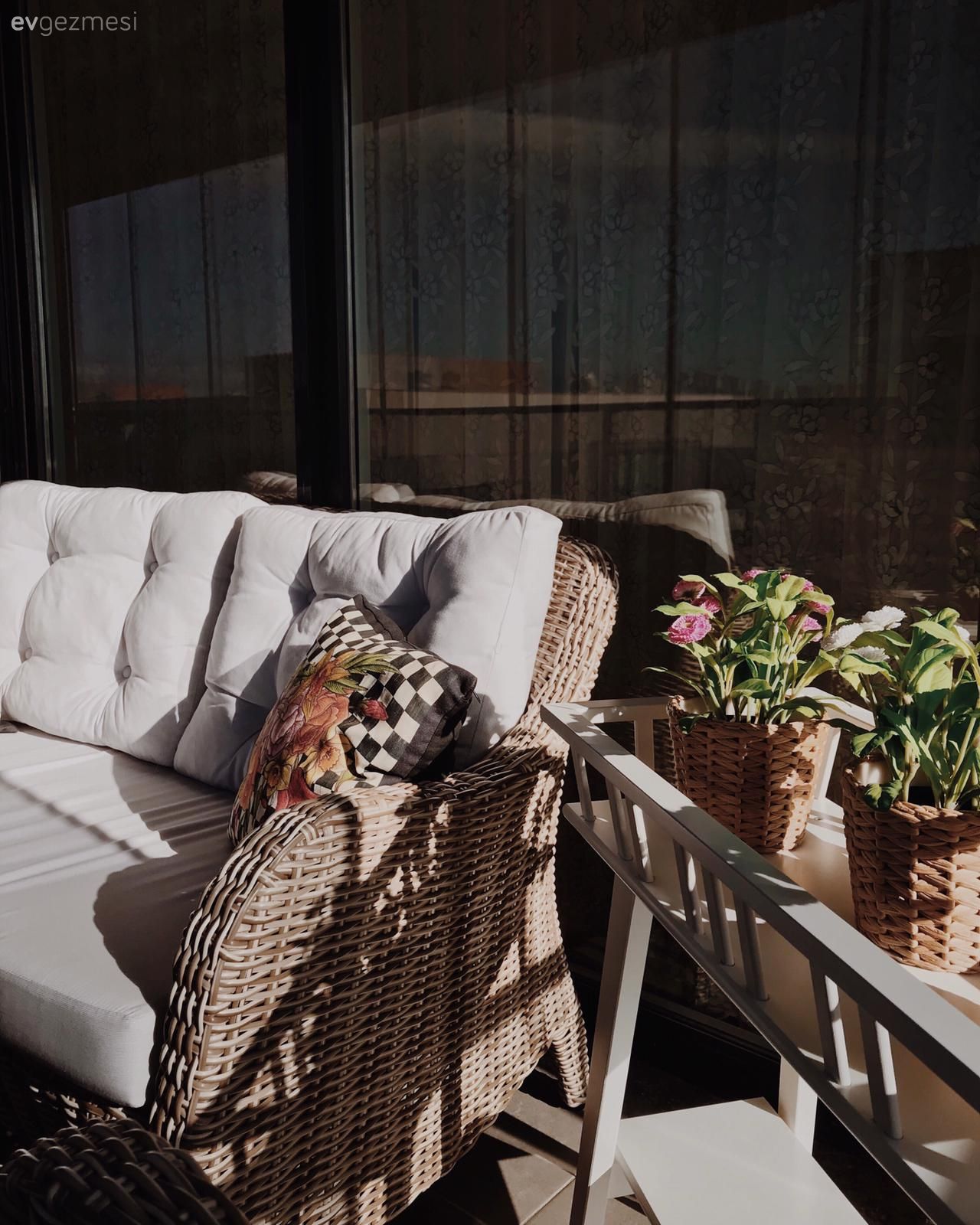 Beyaz ve Ahşap Uyumu Bu İstanbul Evinin Her Köşesinde Yankılanmış