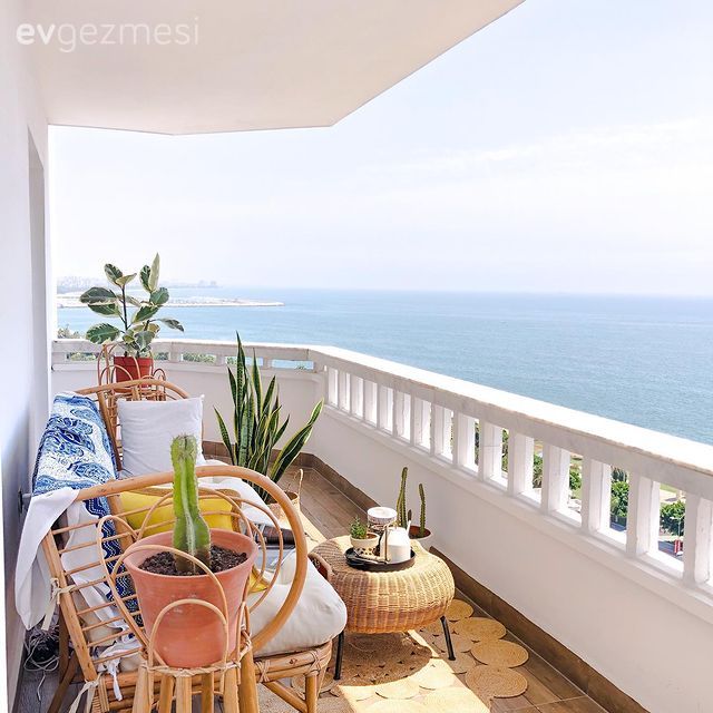 Balkon, Beyaz, Ahşap Mobilya, Balkon masası, Sandalye, Balkon zemini, Ev bitkisi