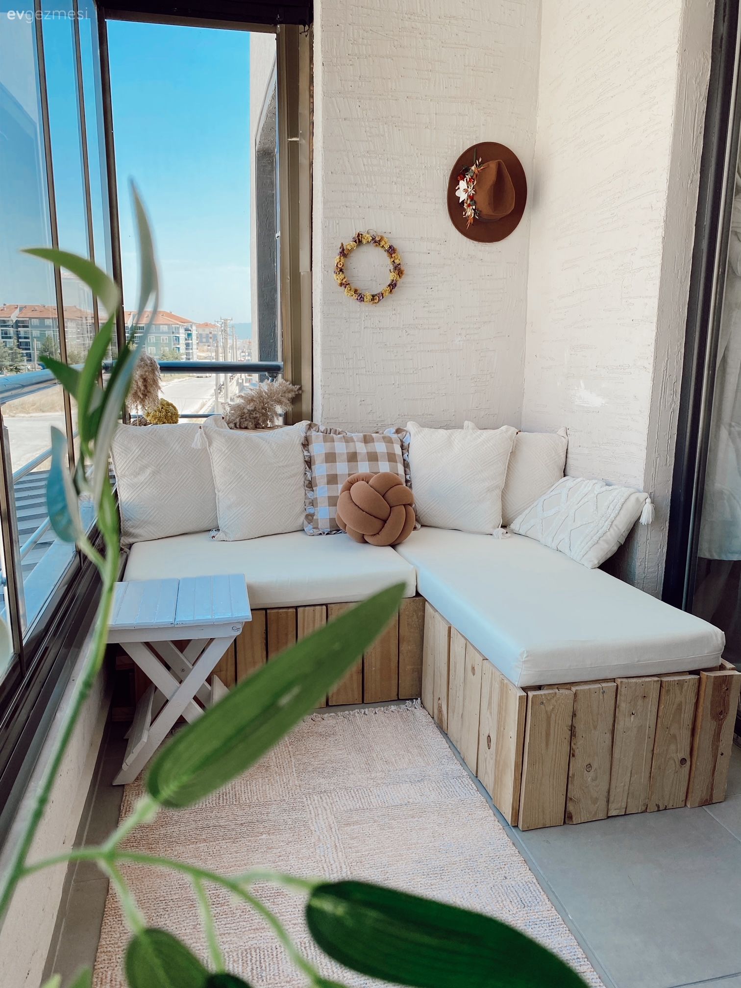 Paletlerden Yapılan Bu Sedir Değme Ustalara Taş Çıkartır Türden!