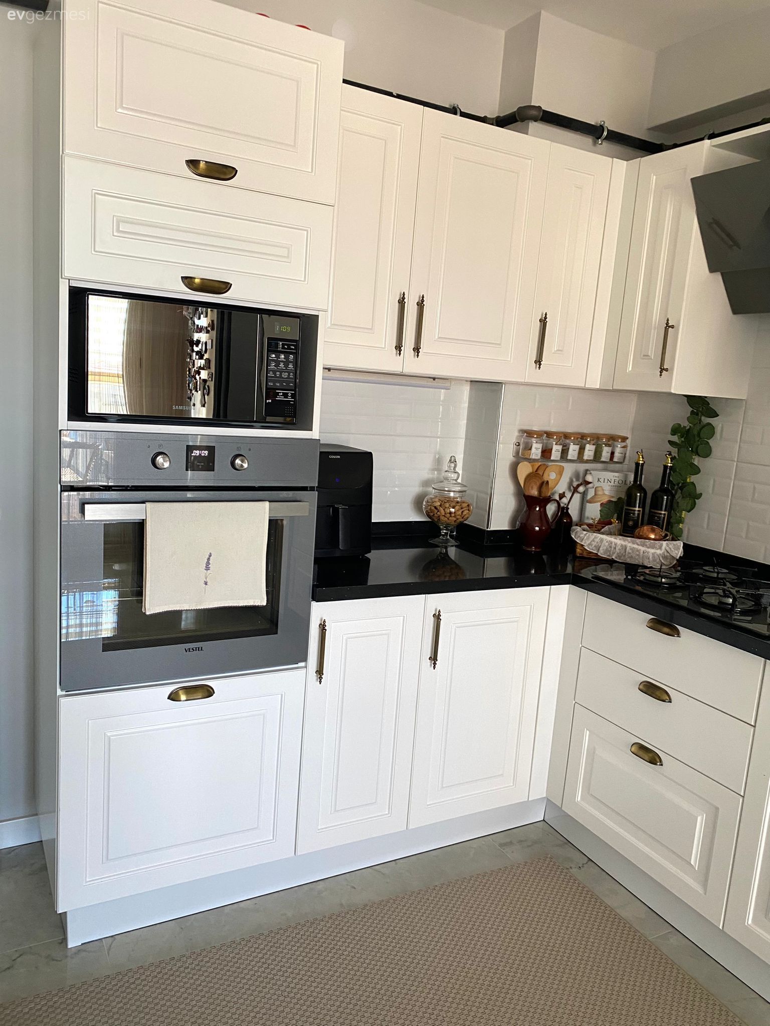 Mutfak, Country, Beyaz, Siyah tezgah, Mutfak tezgahı, Ankastre, Siyah, Shaker kapaklı dolaplar, Mutfak halısı, Davlumbaz