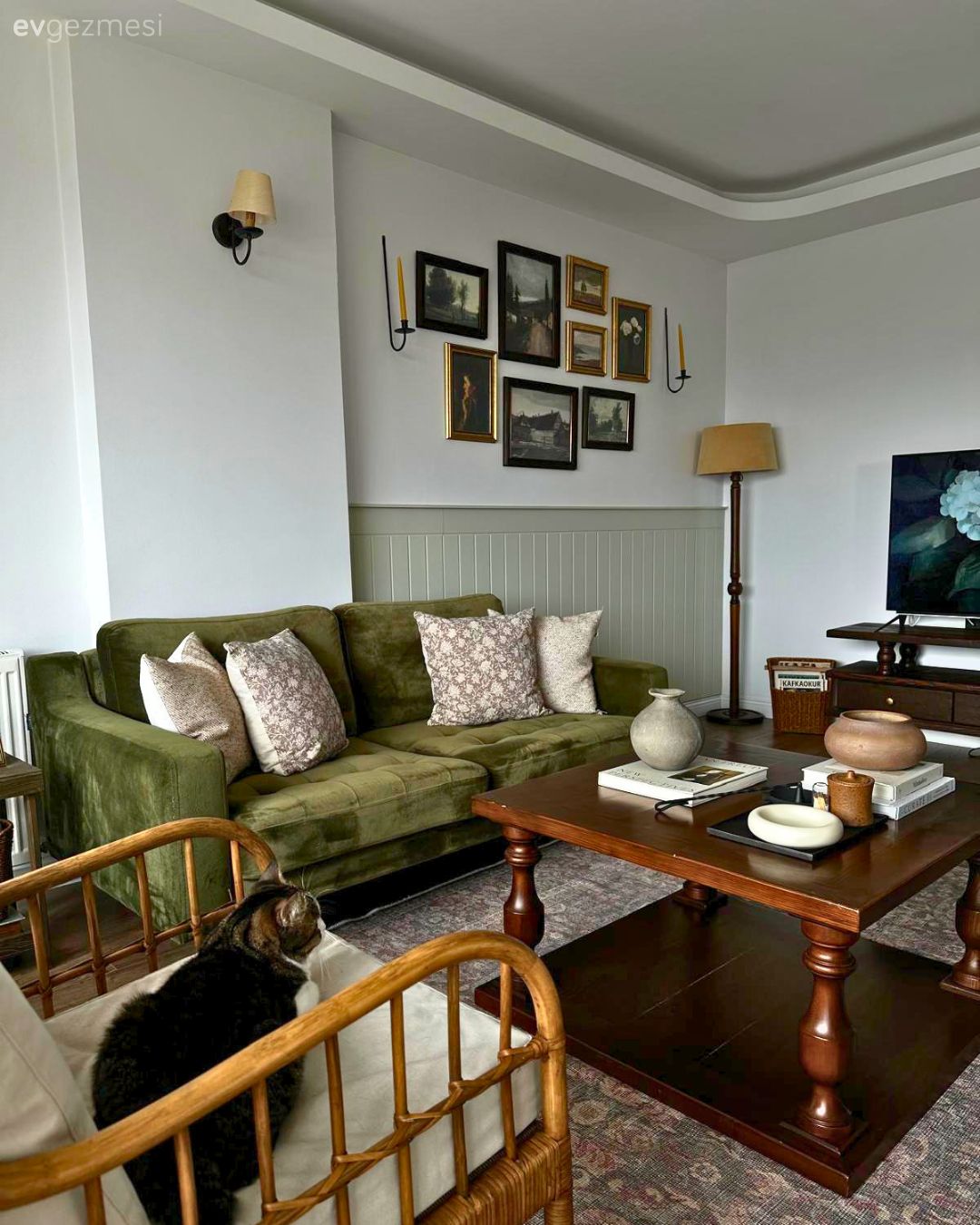 Salon, Bohem Dekorasyon, İskandinav, Yeşil, Krem, Bej, Kahverengi, Ahşap Mobilya, Koltuk takımı, Berjer, Orta sehpa, Sehpa, Dekoratif Objeler, Lambader, Aydınlatma, Çerçeve, Tv ünitesi, Tv ünitesi aksesuarları, Ev Aksesuar, Duvar çıtalama, Mint yeşil