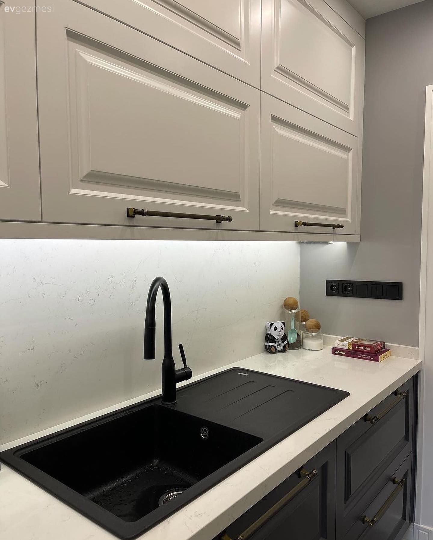 Lacivert ve Beyazı Buluşturan Bu Mutfakta Dar Alanlar İyi Değerlendirilmiş!