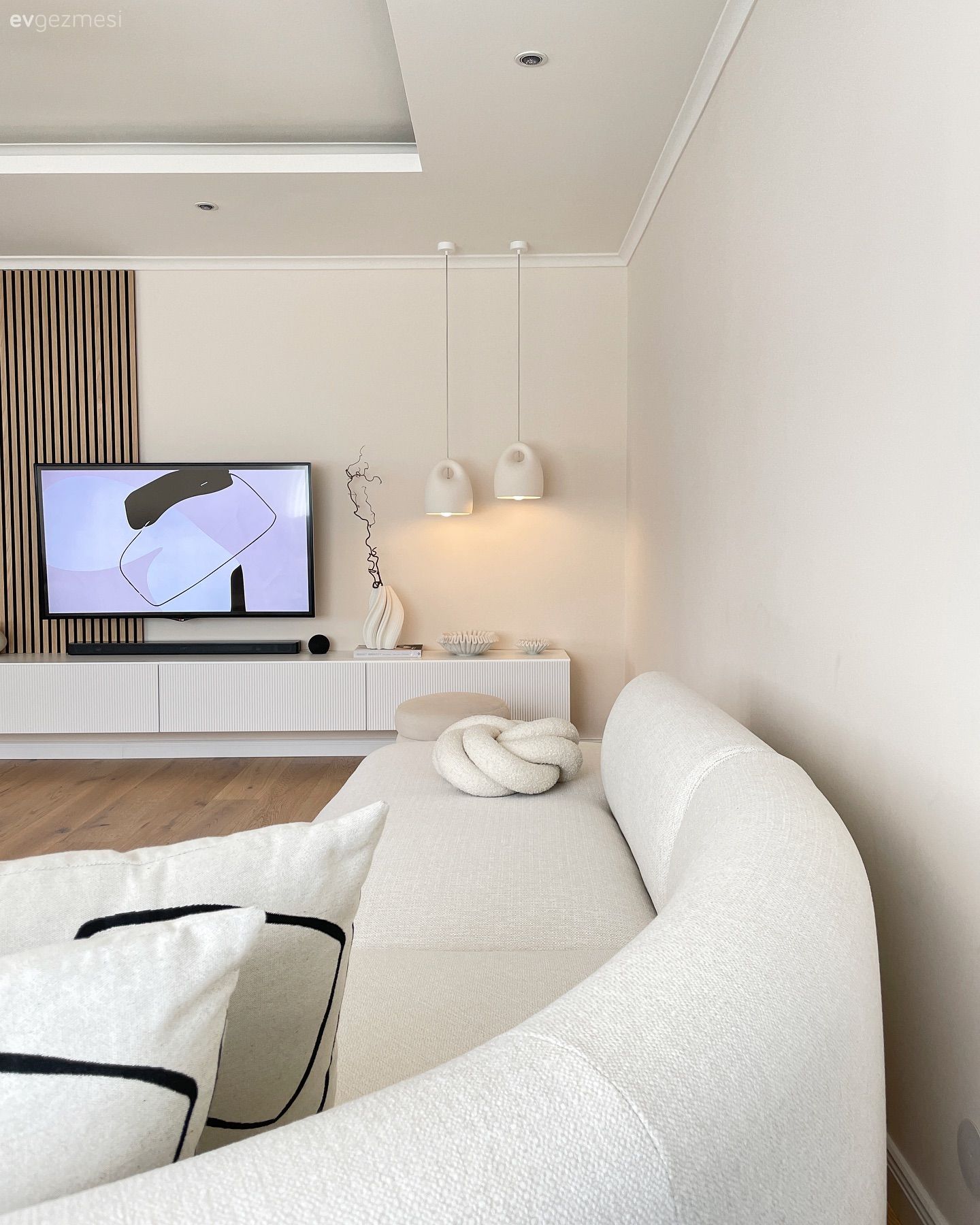 Bu Modern Ev İçin Beyaz ve Ahşabın Yeri Başka