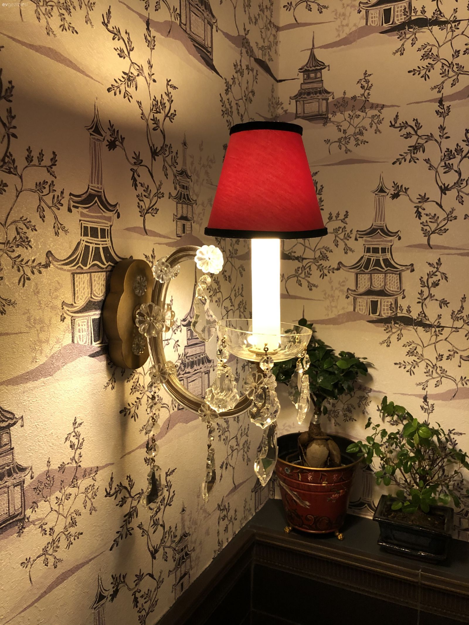 Kırmızıyı Seven Bu Deniz Manzaralı Evde Her Köşe Adeta Bir Sanat Eseri!