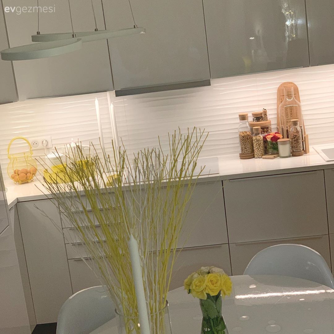 Mutfak, Beyaz mutfak, Modern mutfak, Kulpsuz mutfak dolabı, Mutfak tezgahı, Mutfak tezgah arası, Mutfak Avize Modelleri, Tezgah arası seramik, Mutfak masası, Sandalye