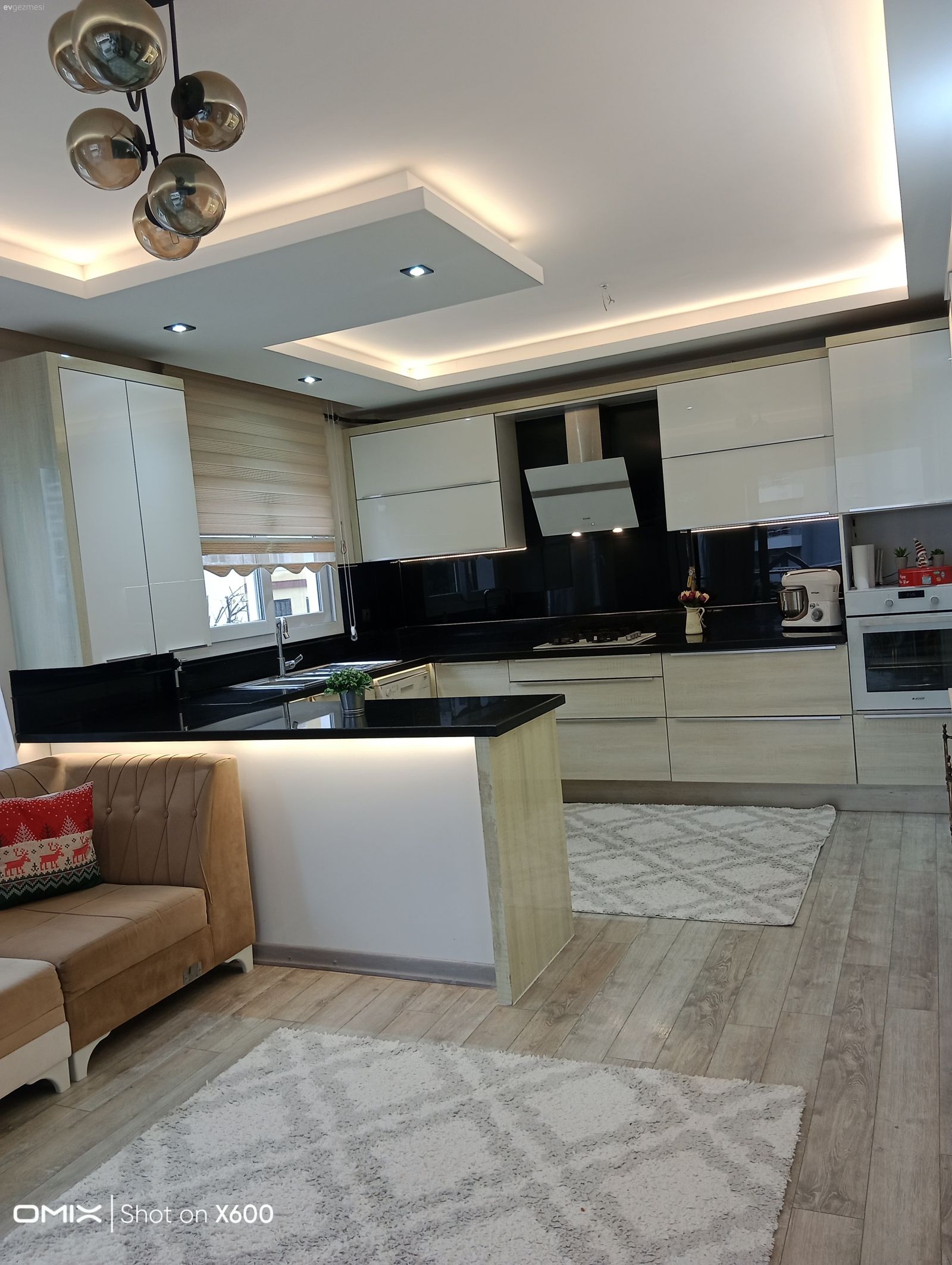 Amerikan Mutfak, Mutfak, Beyaz, Siyah, Modern mutfak, Siyah tezgah, Mutfak tezgahı, Mutfak tezgah arası, Ankastre, Davlumbaz, Mutfak perdesi, Led aydınlatma, Aydınlatma, Spot aydınlatma, Mutfak aksesuarları
