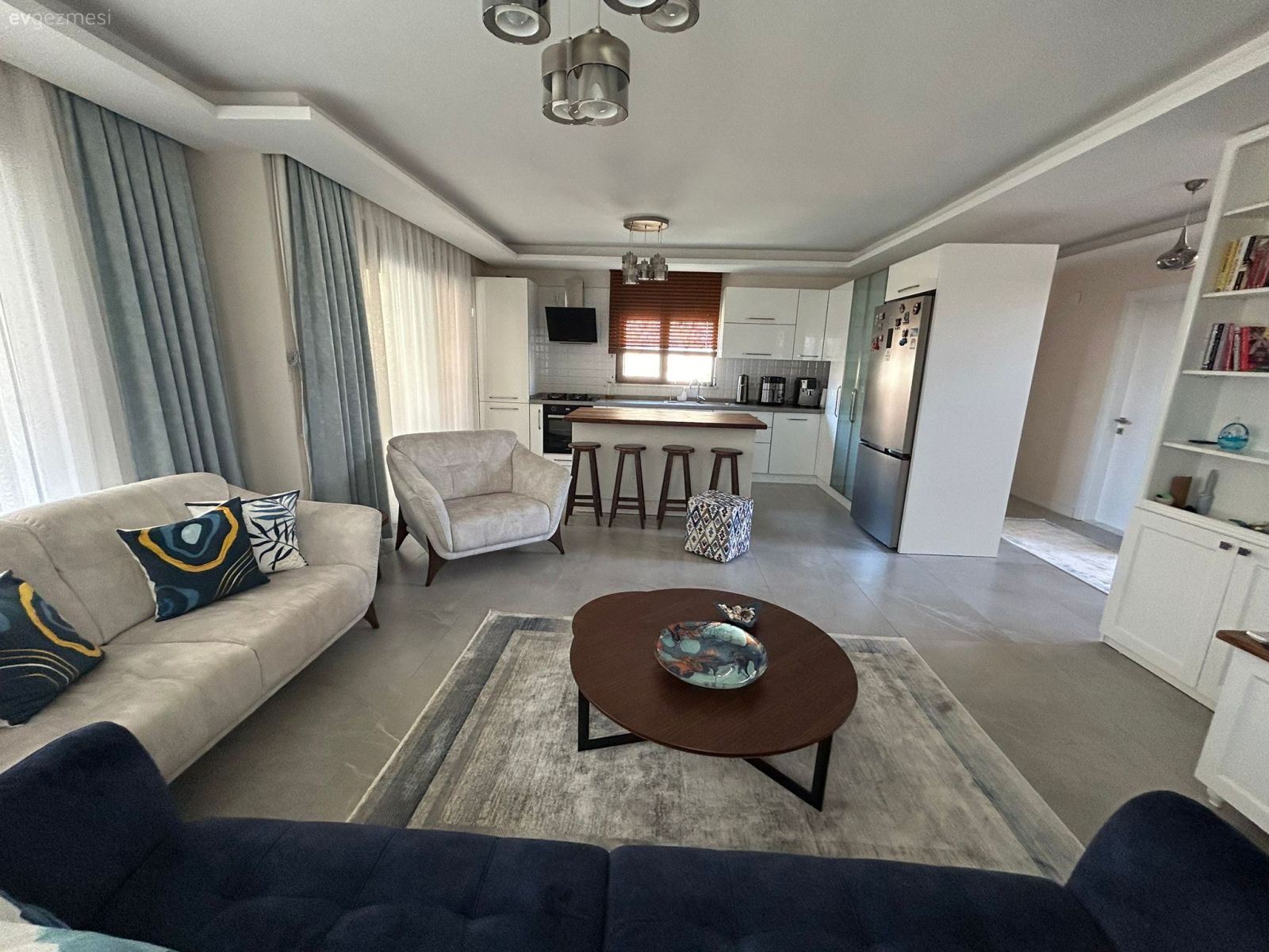 Salon, Açık konsept yaşam alanı, Amerikan Mutfak, Mutfak, Beyaz, Mavi, Koltuk takımı, Fon perde, Perde, Tül perde, Orta sehpa, Sehpa, Bar masa & sandalyeleri, Avize, Aydınlatma, Mutfak tezgahı, Mutfak tezgah arası, Halı, Berjer