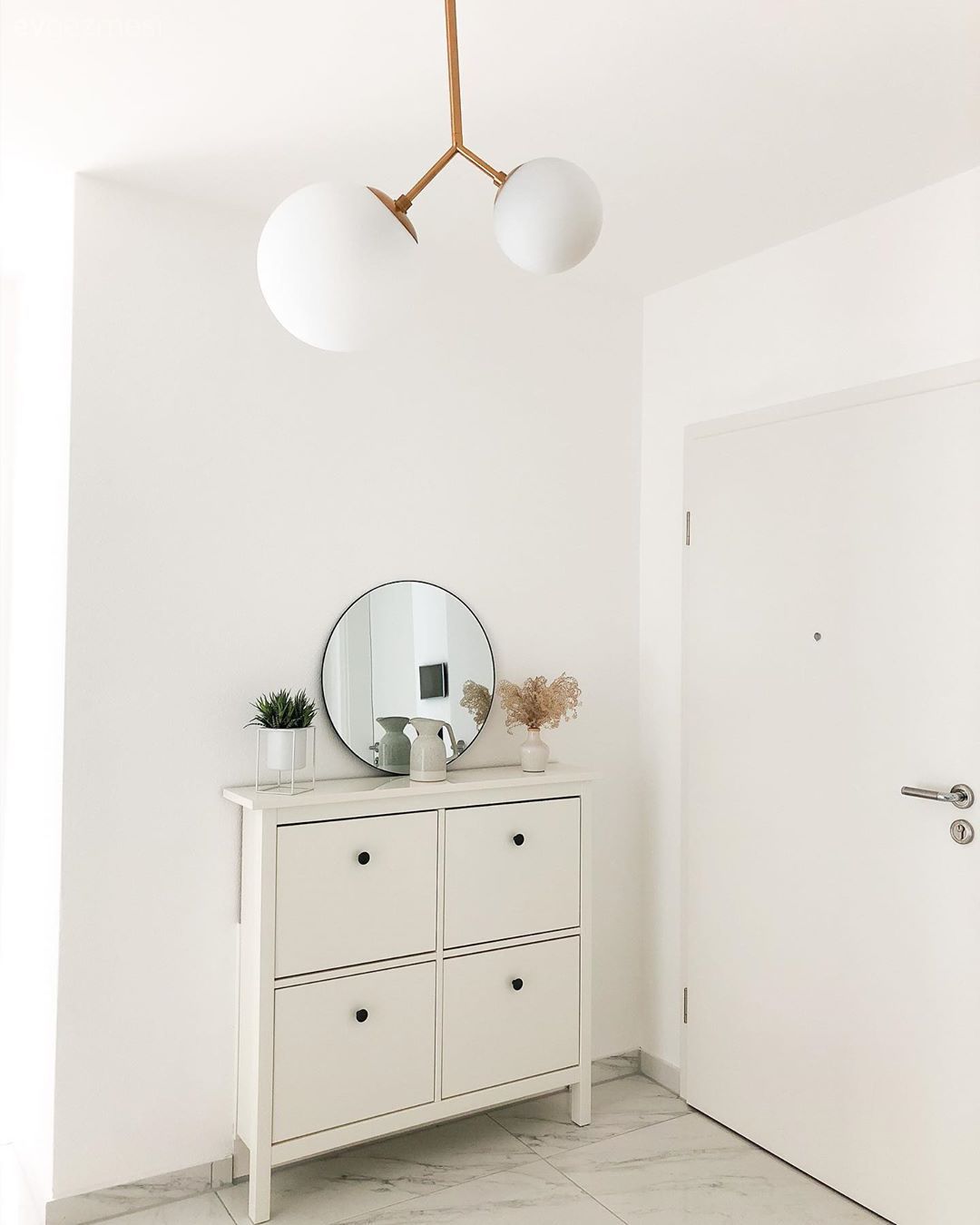 Beyaz, Dresuar, Dresuar dekorasyonu, Vazo, Ev Aksesuar, Dekoratif Objeler, Avize, Aydınlatma, Yuvarlak ayna, Dekoratif ayna, Ayna