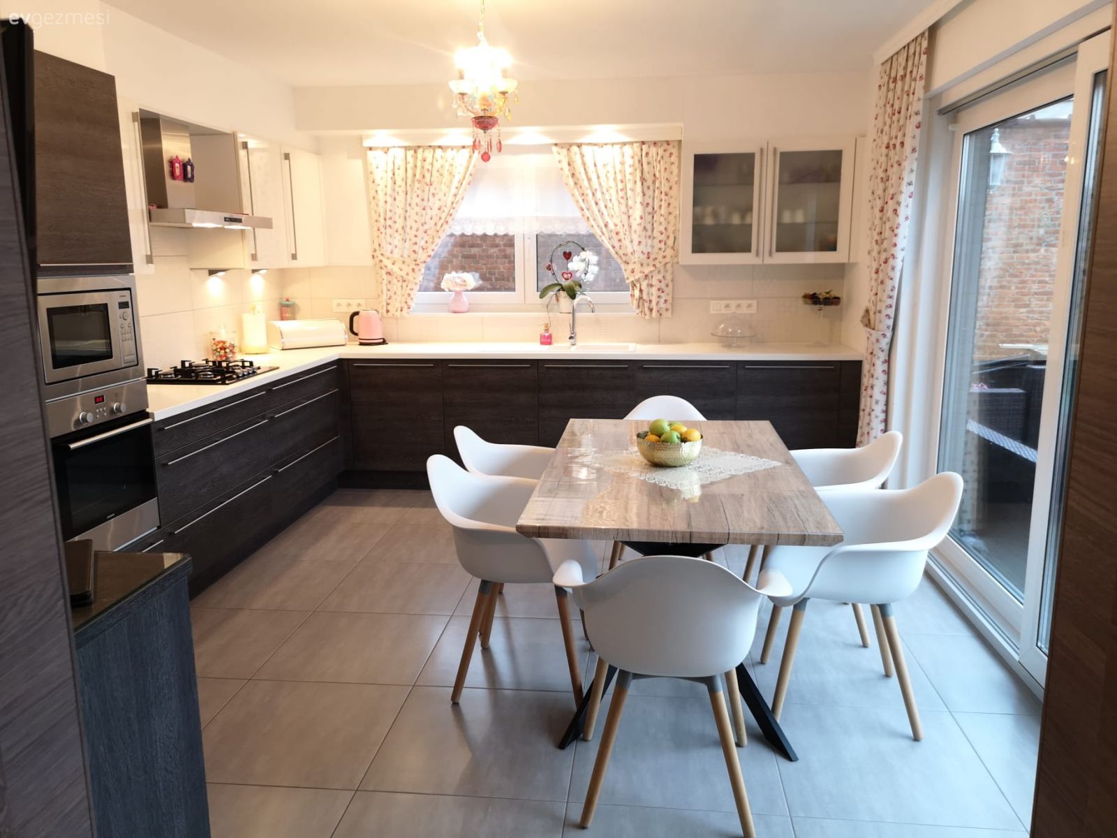 Mutfak, Büyük mutfak, Beyaz, Füme, Mutfak tezgahı, Mutfak tezgah arası, Mutfak masası, Sandalye, Mutfak perdesi, Çiçekli desen, Desenler, Ankastre, Mutfak Avize Modelleri