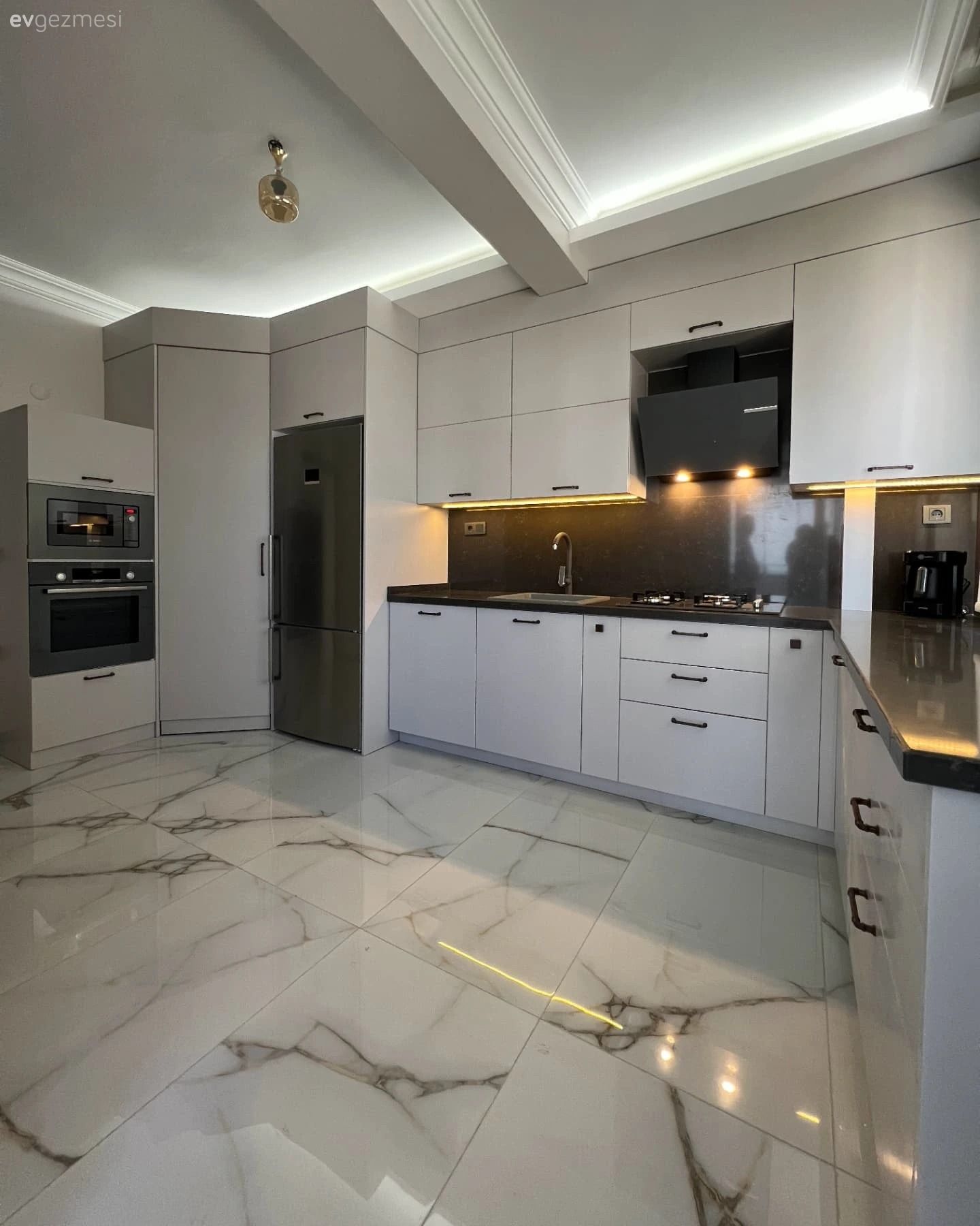 Asimetrik Dolaplar Bu Mutfağın Her Köşesine İşlevsellik Katmış