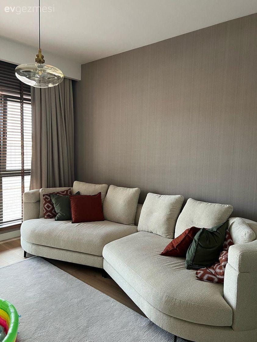 Salon, Modern, Beyaz, Bej, Krem, Yeşil, Kırmızı, Köşe koltuk, Koltuk takımı, Gri duvar, Fon perde, Perde, Halı, Salon halısı, Kırlent, Ev tekstili, Avize, Aydınlatma, Salon avizesi, Jaluzi